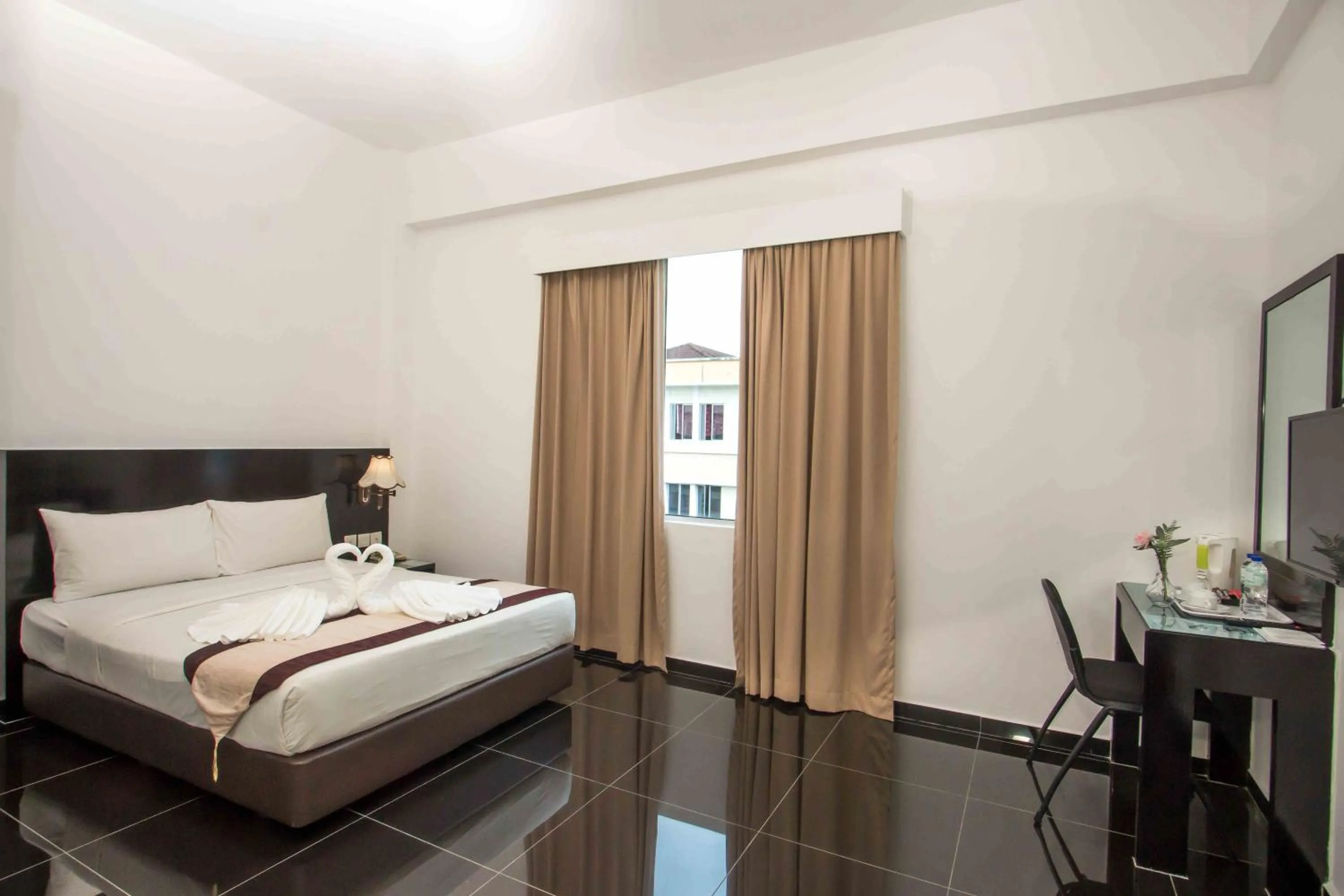 Bedroom, Bed in Swan Garden Hotel