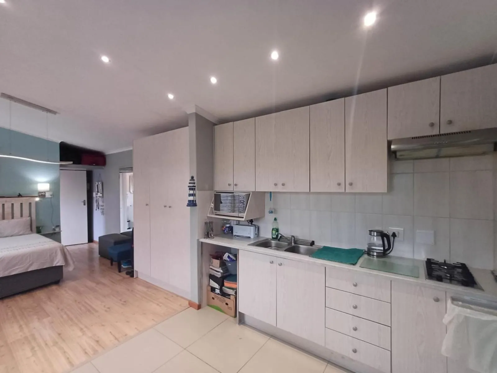Kitchen or kitchenette, Bed in 32 on Pringle