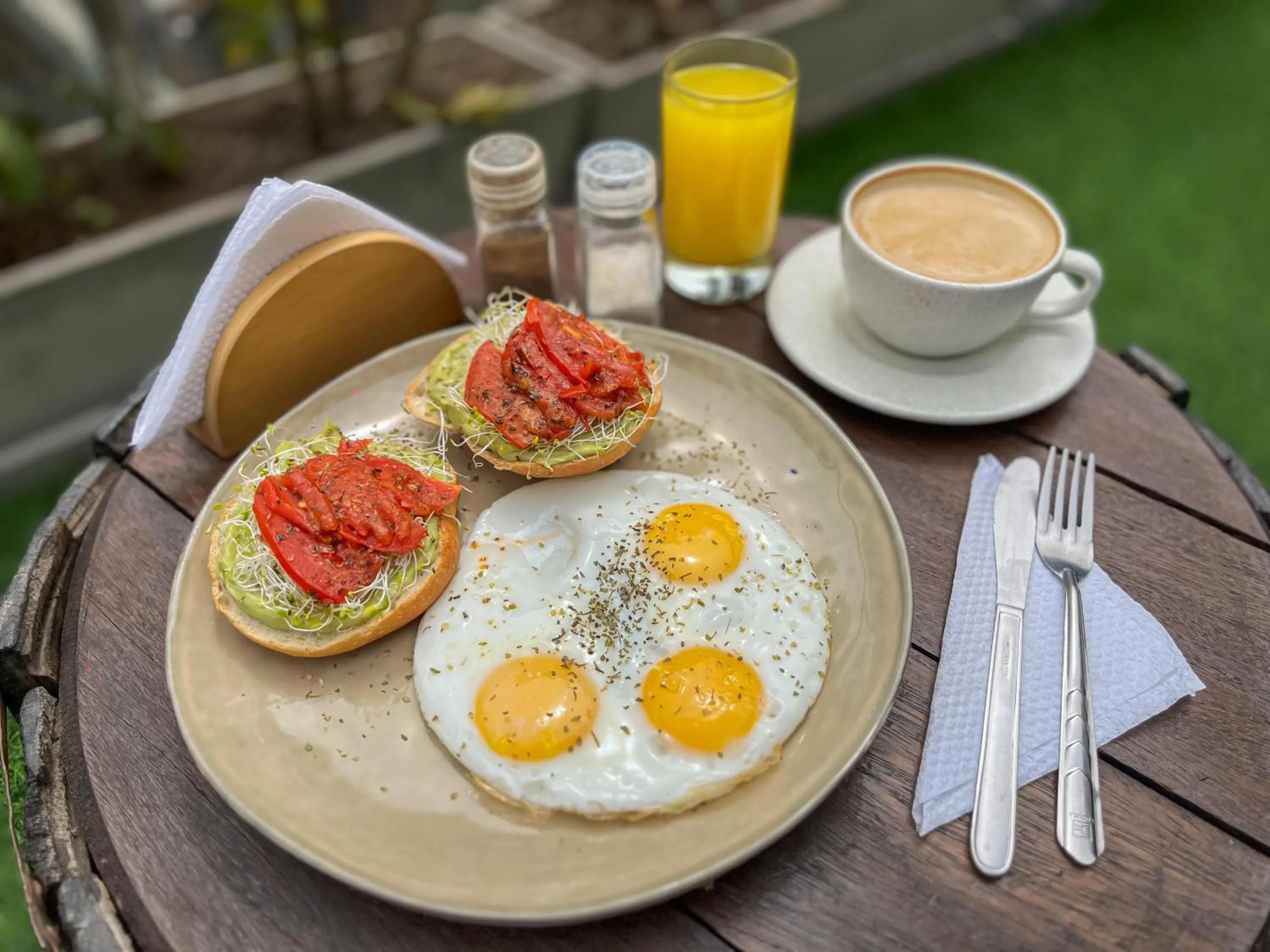 Restaurant/places to eat in Alpes Lima Kennedy Hostel