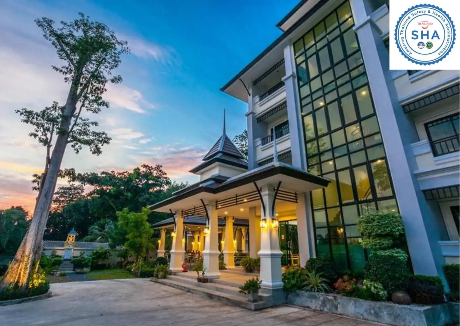 Property building in Wanarom Residence Hotel Property building in Wanarom Residence Hotel