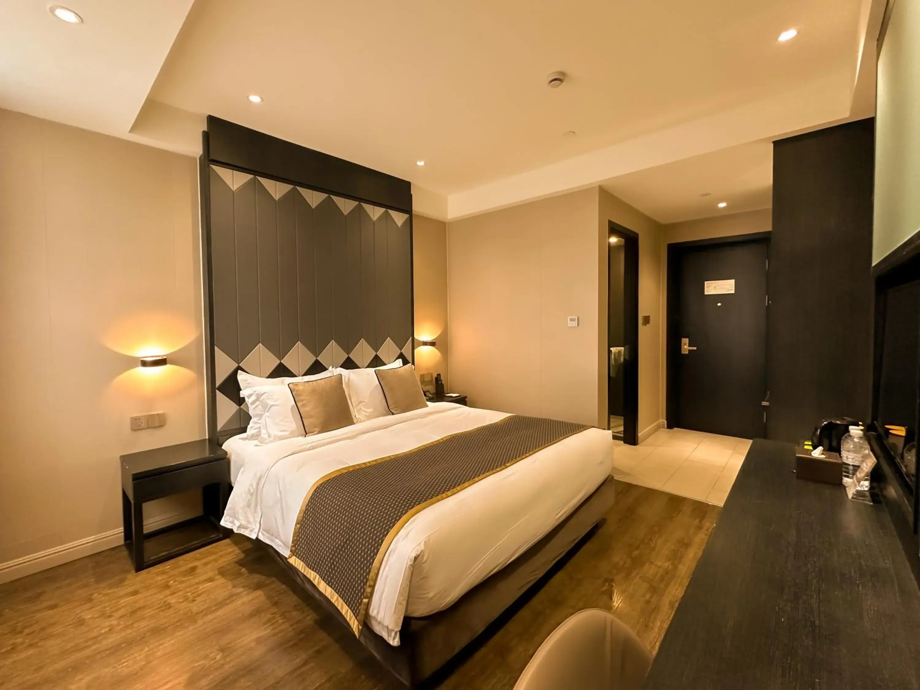 Standard King Room in SHANGHAI-DECO Hotel-Free shuttle bus from Pudong Airport and Disneyland Standard King Room in SHANGHAI-DECO Hotel-Free shuttle bus from Pudong Airport and Disneyland
