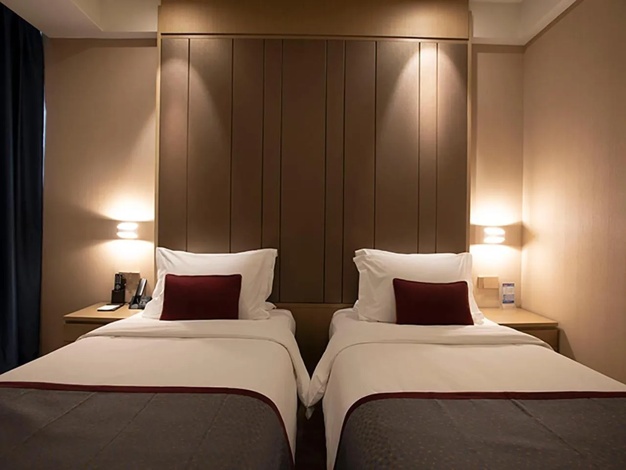 Bed in SHANGHAI-DECO Hotel-Free shuttle bus from Pudong Airport and Disneyland