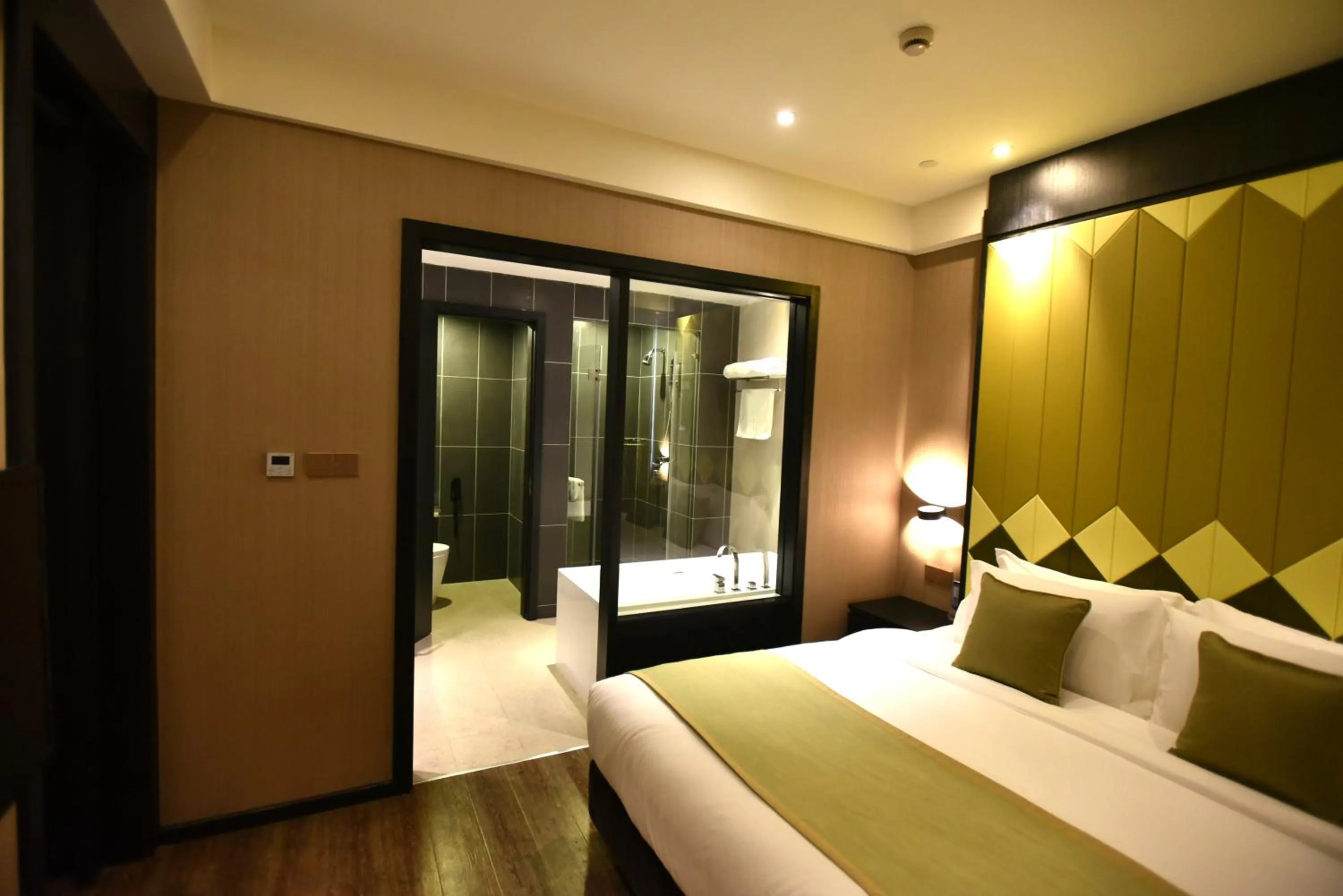 Bed in SHANGHAI-DECO Hotel-Free shuttle bus from Pudong Airport and Disneyland