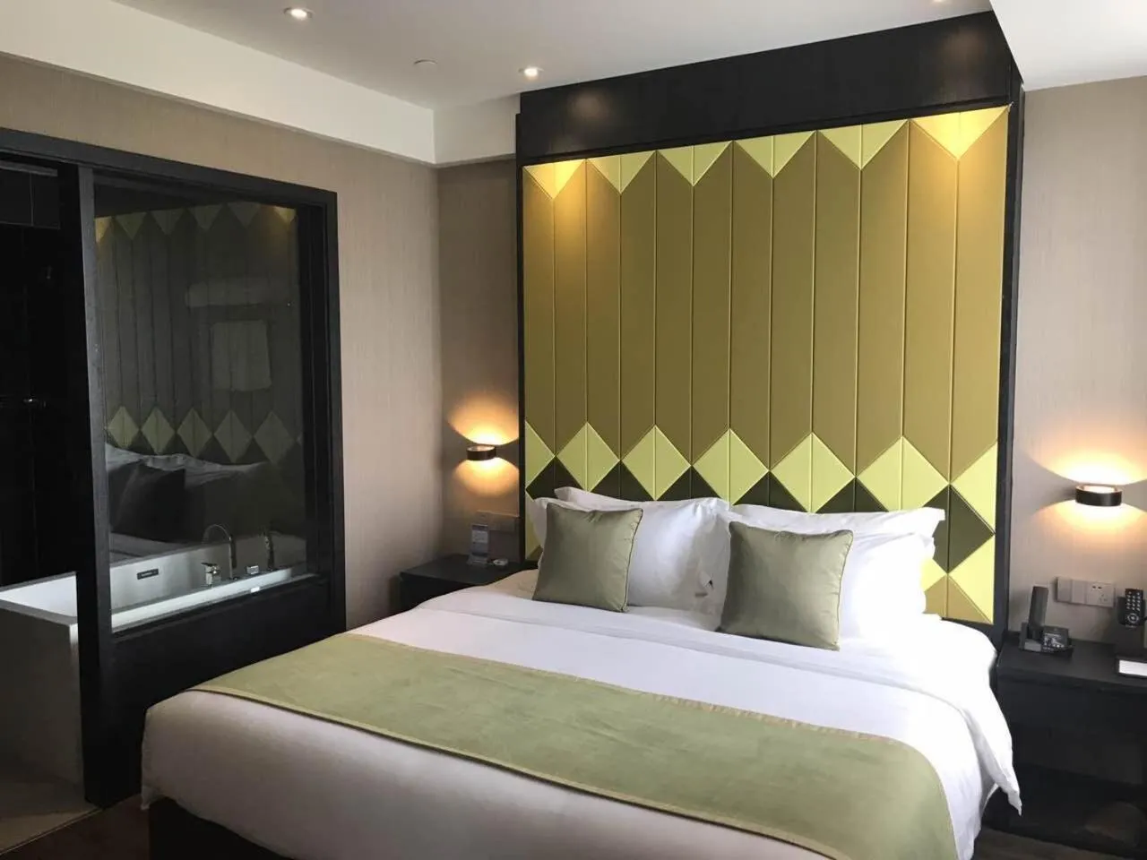 Bed in SHANGHAI-DECO Hotel-Free shuttle bus from Pudong Airport and Disneyland