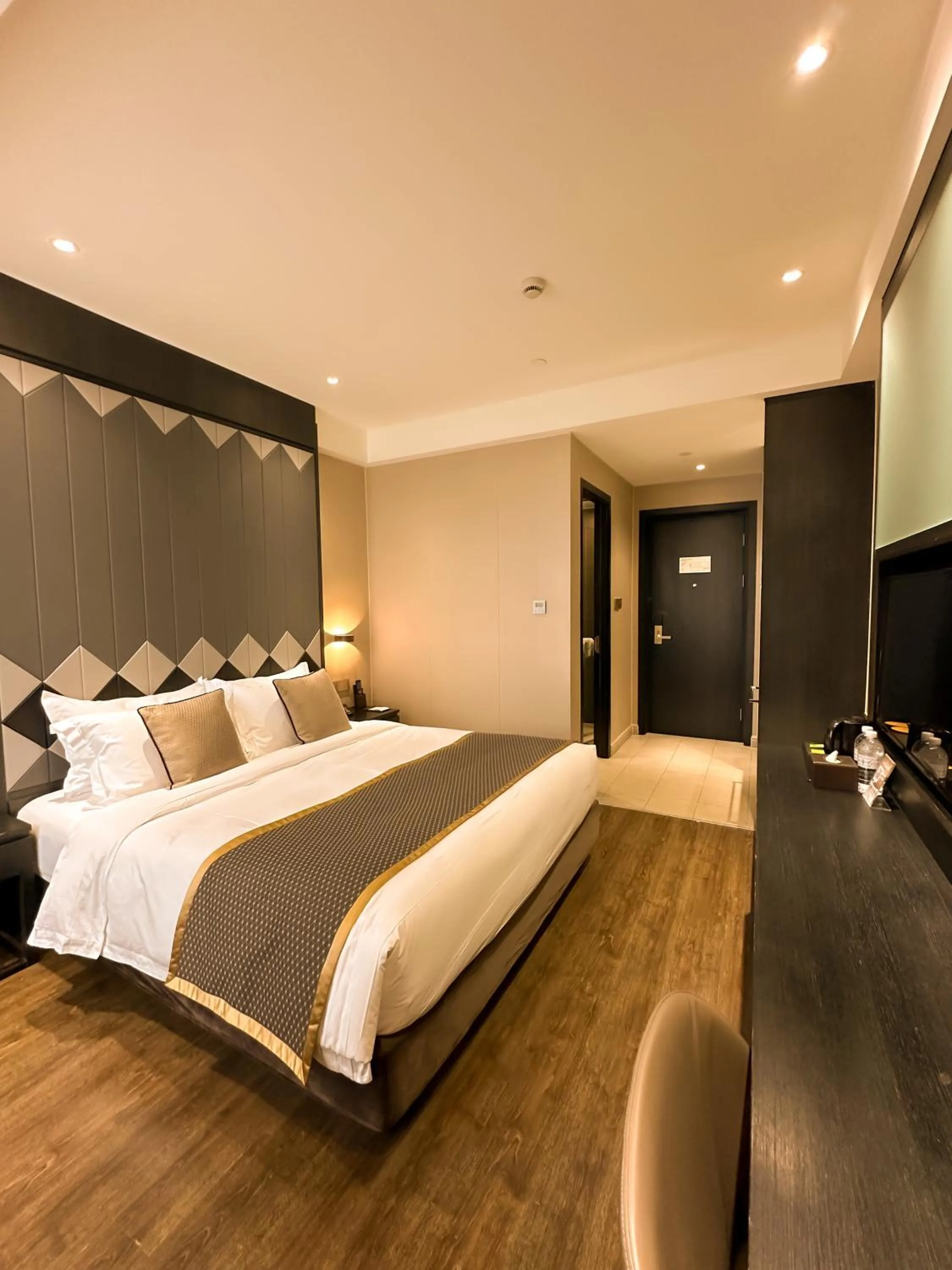 Bed in SHANGHAI-DECO Hotel-Free shuttle bus from Pudong Airport and Disneyland