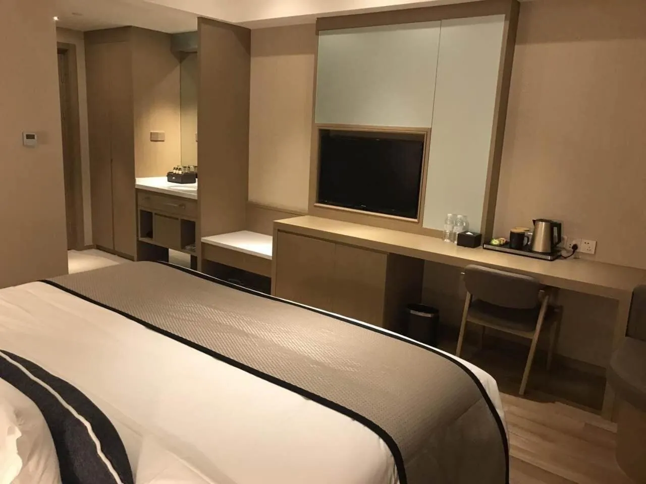 Bed in SHANGHAI-DECO Hotel-Free shuttle bus from Pudong Airport and Disneyland