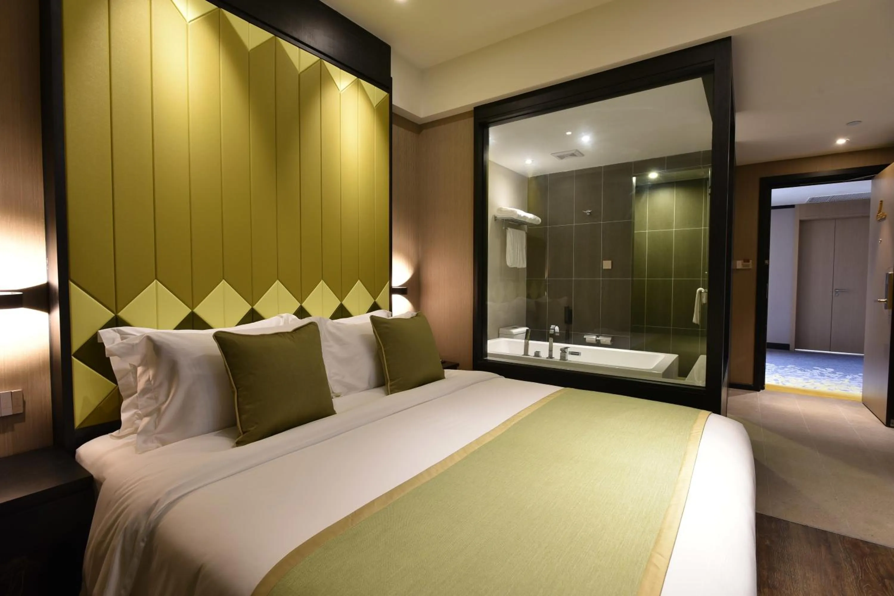 Photo of the whole room, Bed in SHANGHAI-DECO Hotel-Free shuttle bus from Pudong Airport and Disneyland