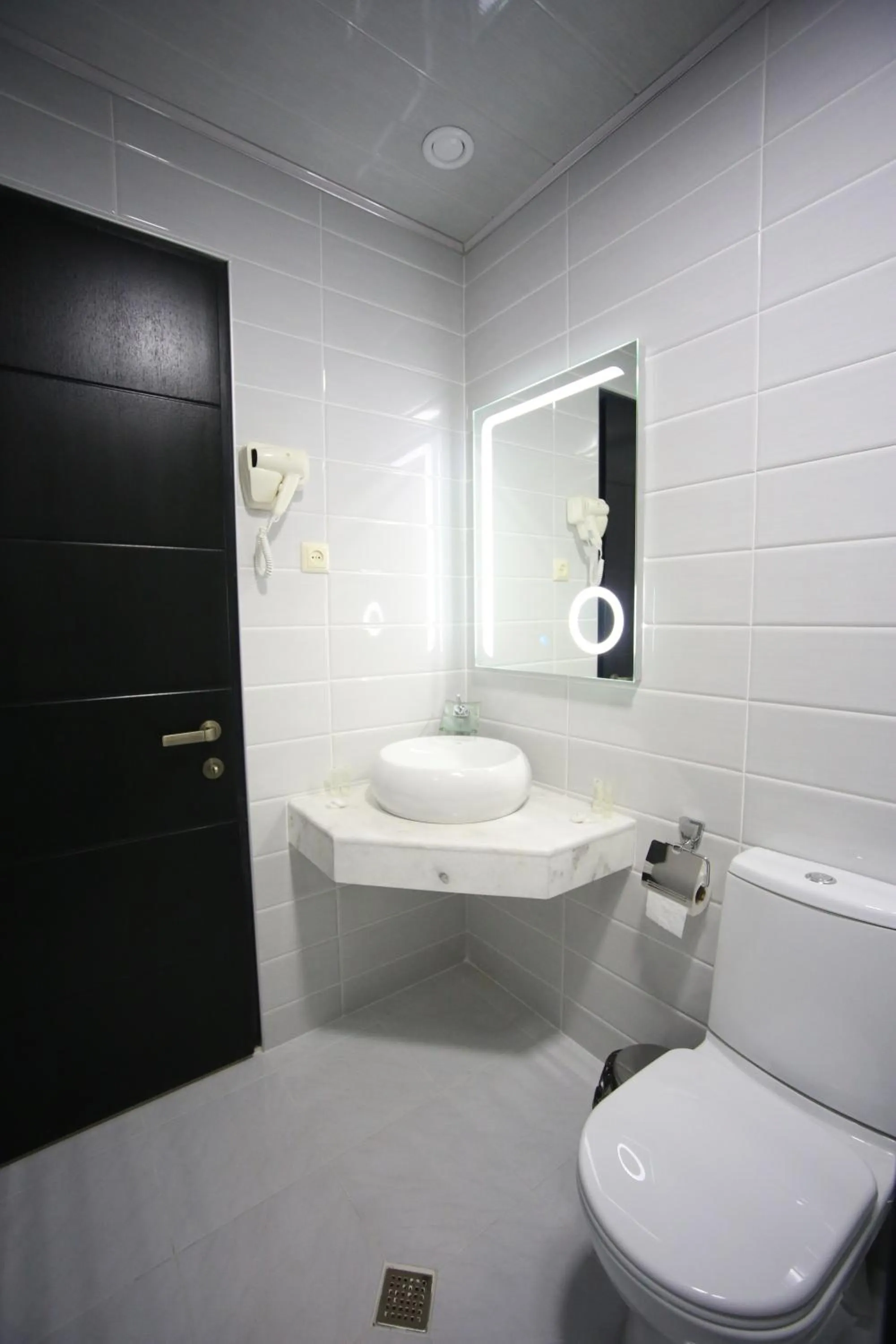 Toilet in West Tower Hotel