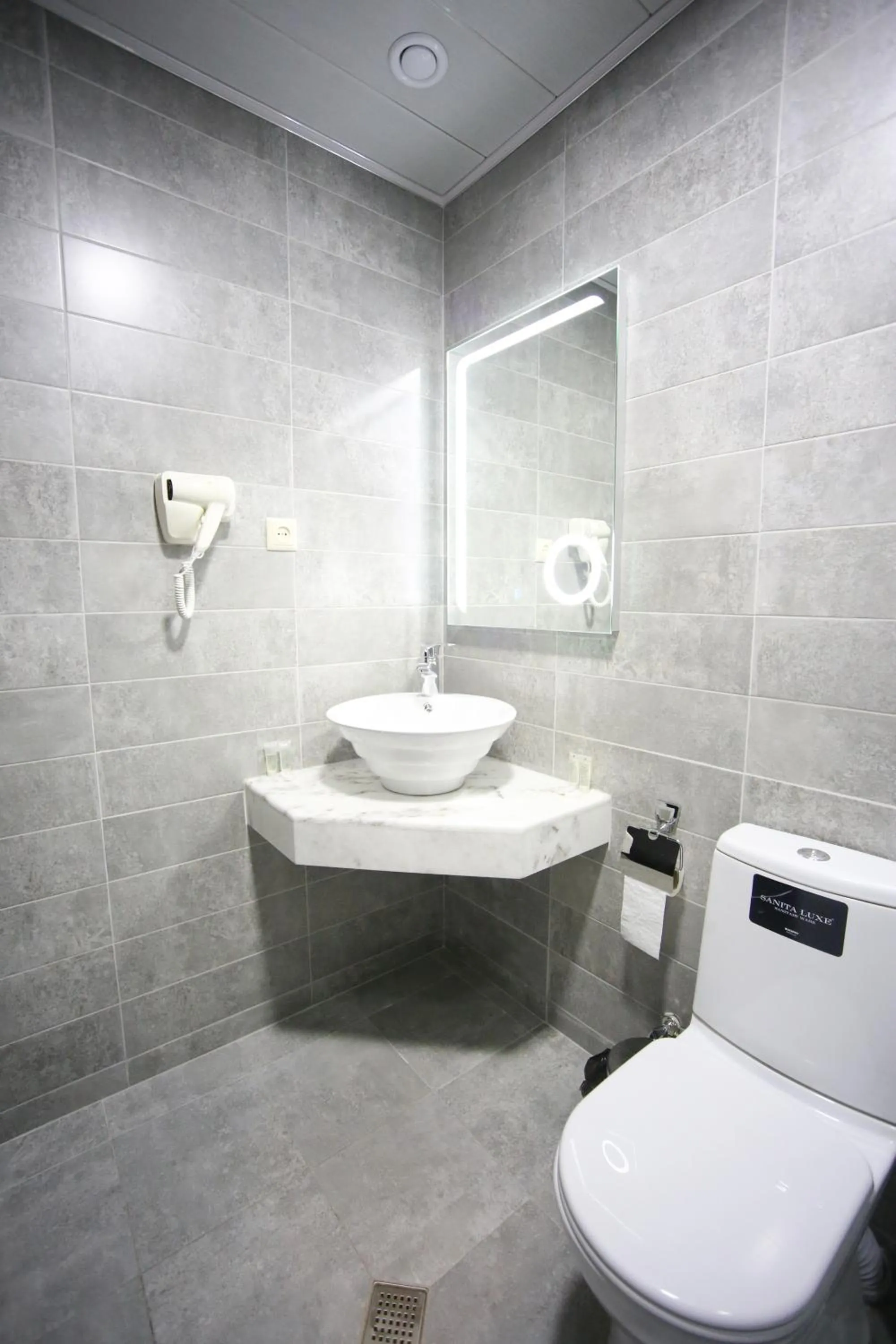 Toilet in West Tower Hotel