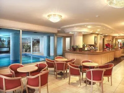 Restaurant/places to eat in Hotel Mondial