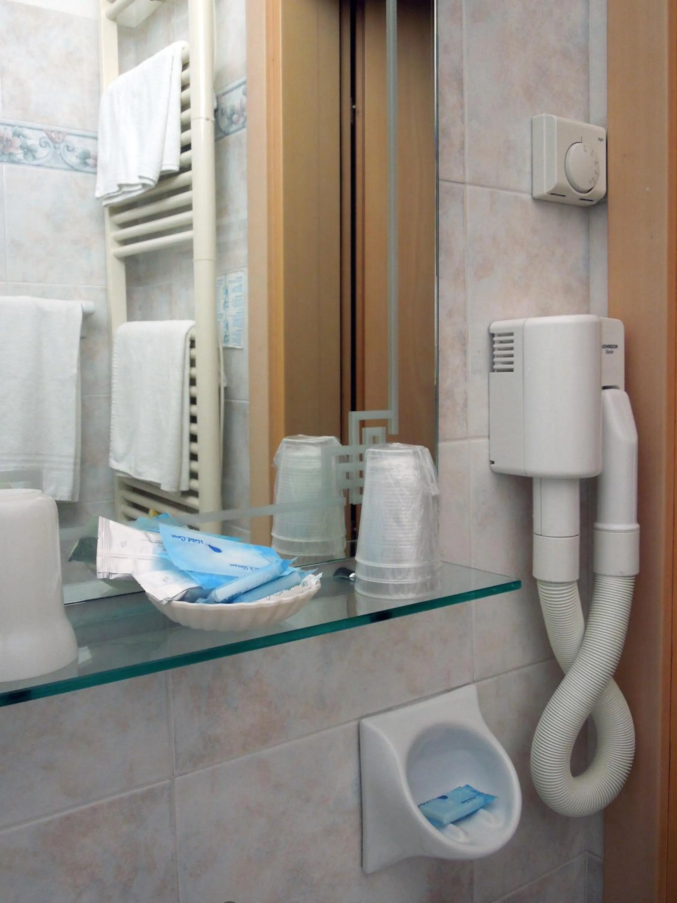 Bathroom in Hotel Mondial