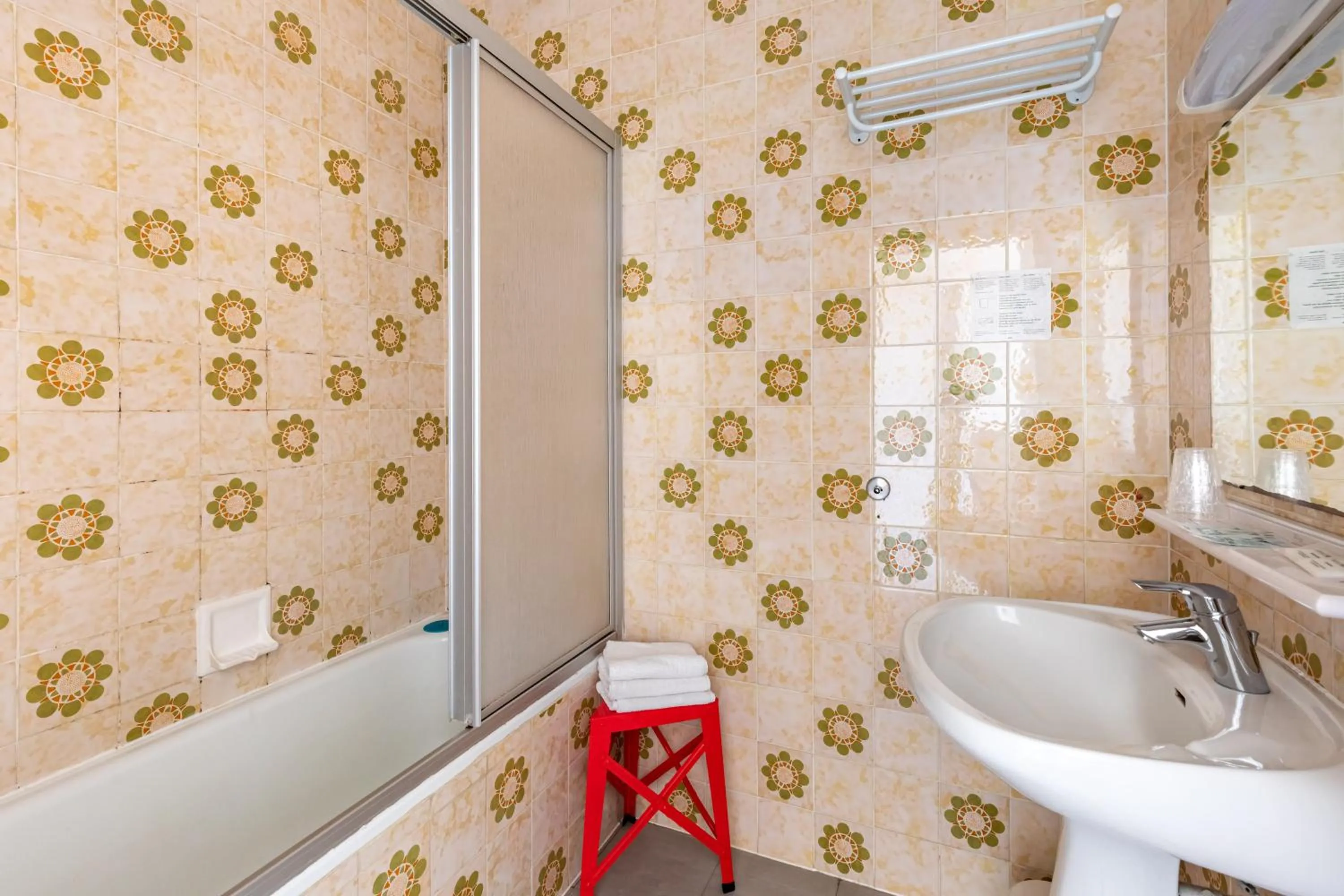 Bathroom in Hotel Les Vieux Acacias