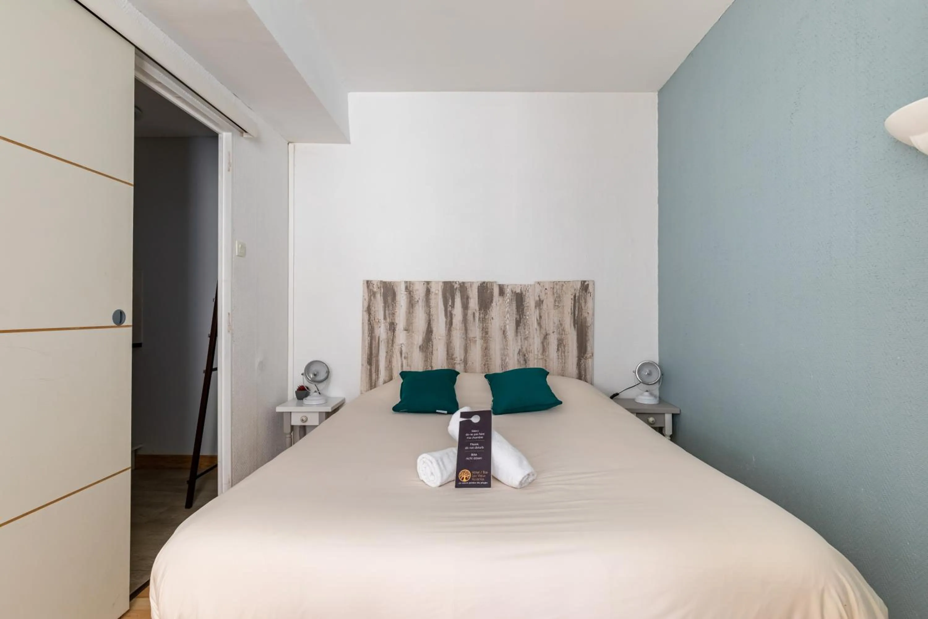 Bed in Hotel Les Vieux Acacias