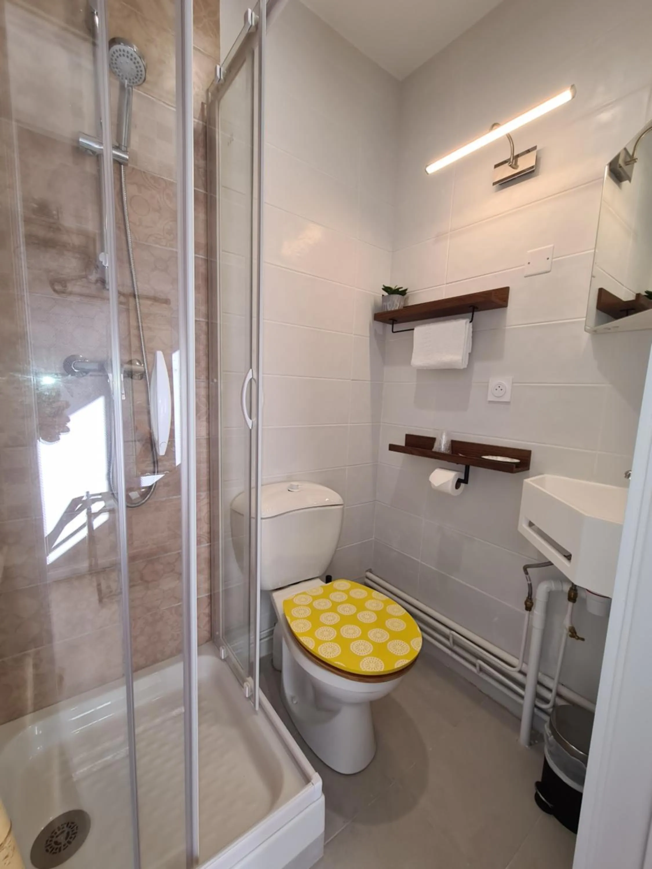 Bathroom in Hotel Les Vieux Acacias