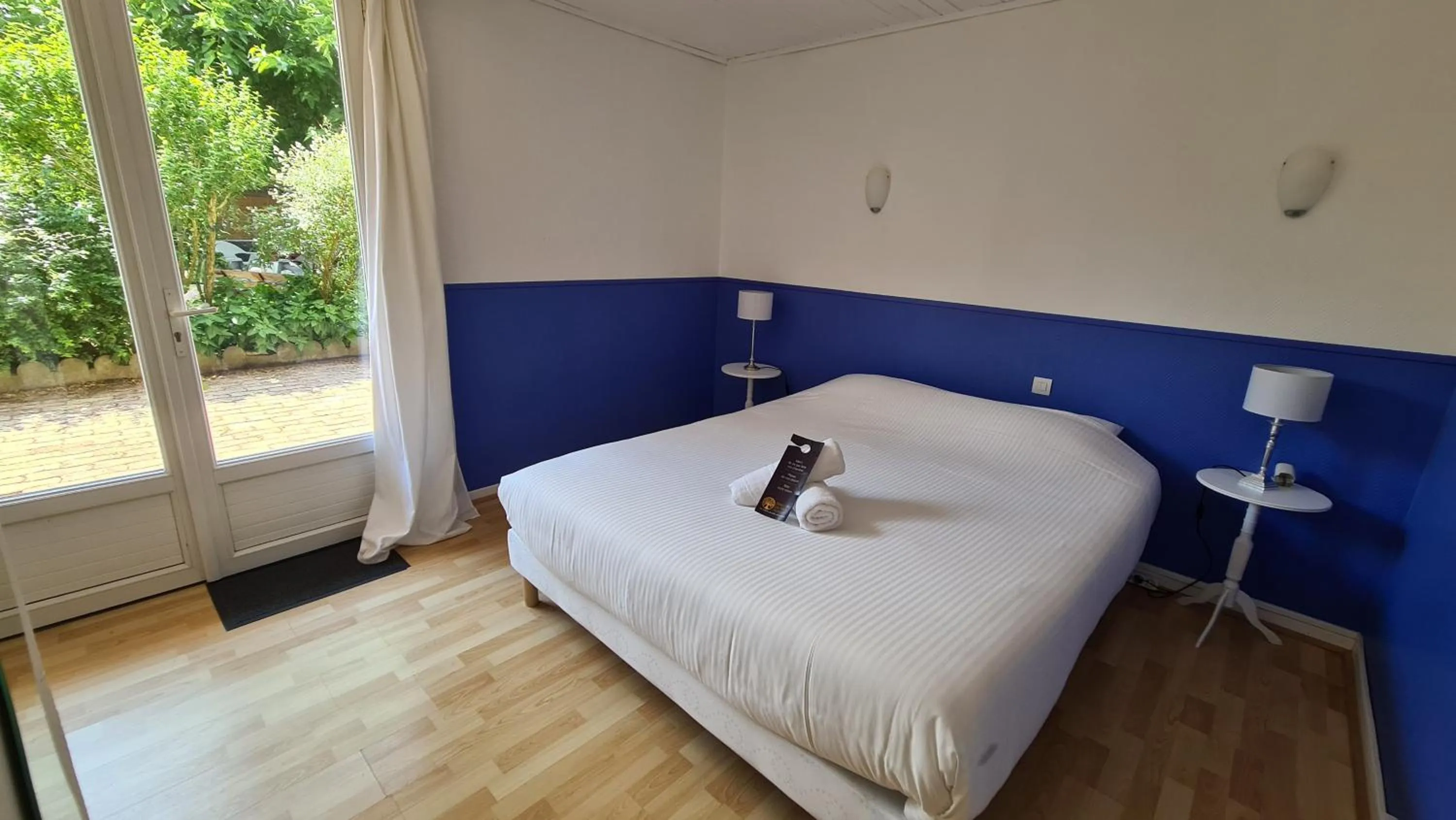 Photo of the whole room, Bed in Hotel Les Vieux Acacias