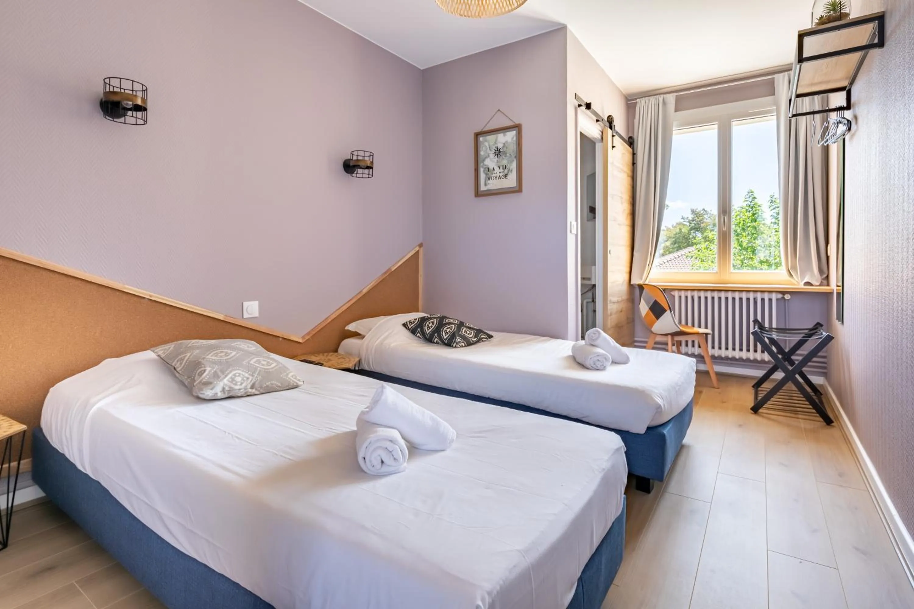 Bed in Hotel Les Vieux Acacias