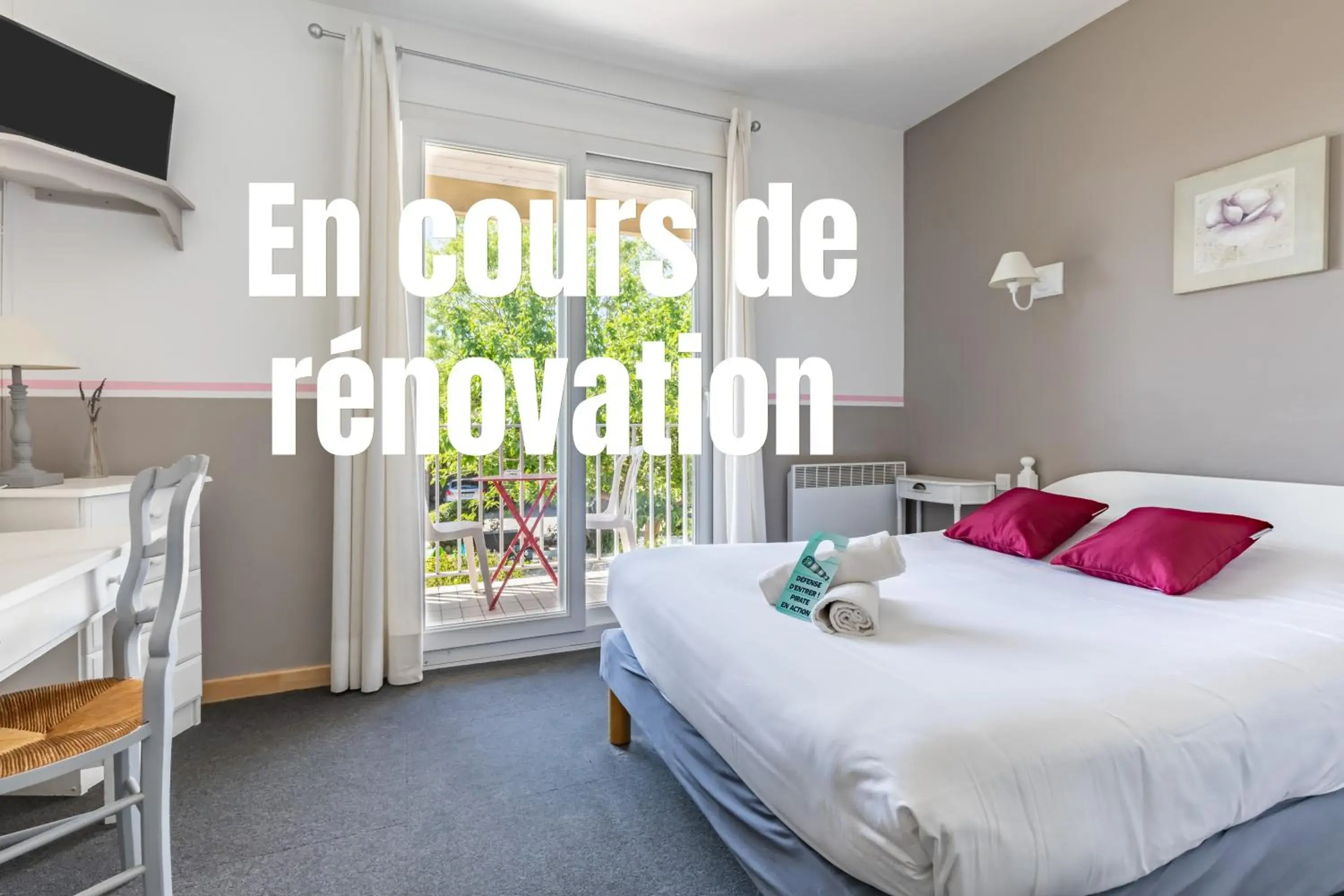 Double Room with Balcony in Hotel Les Vieux Acacias Double Room with Balcony in Hotel Les Vieux Acacias