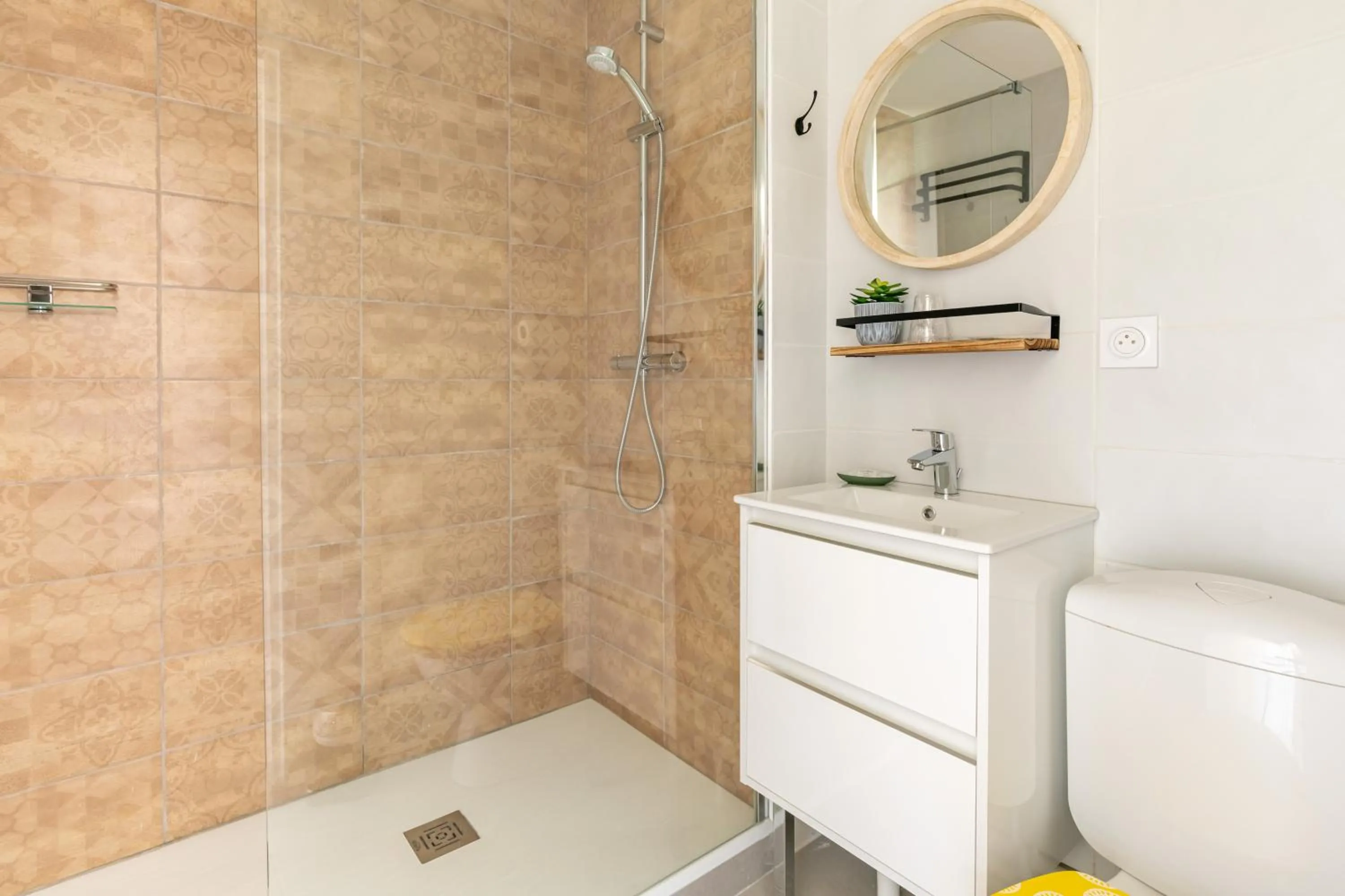 Shower in Hotel Les Vieux Acacias