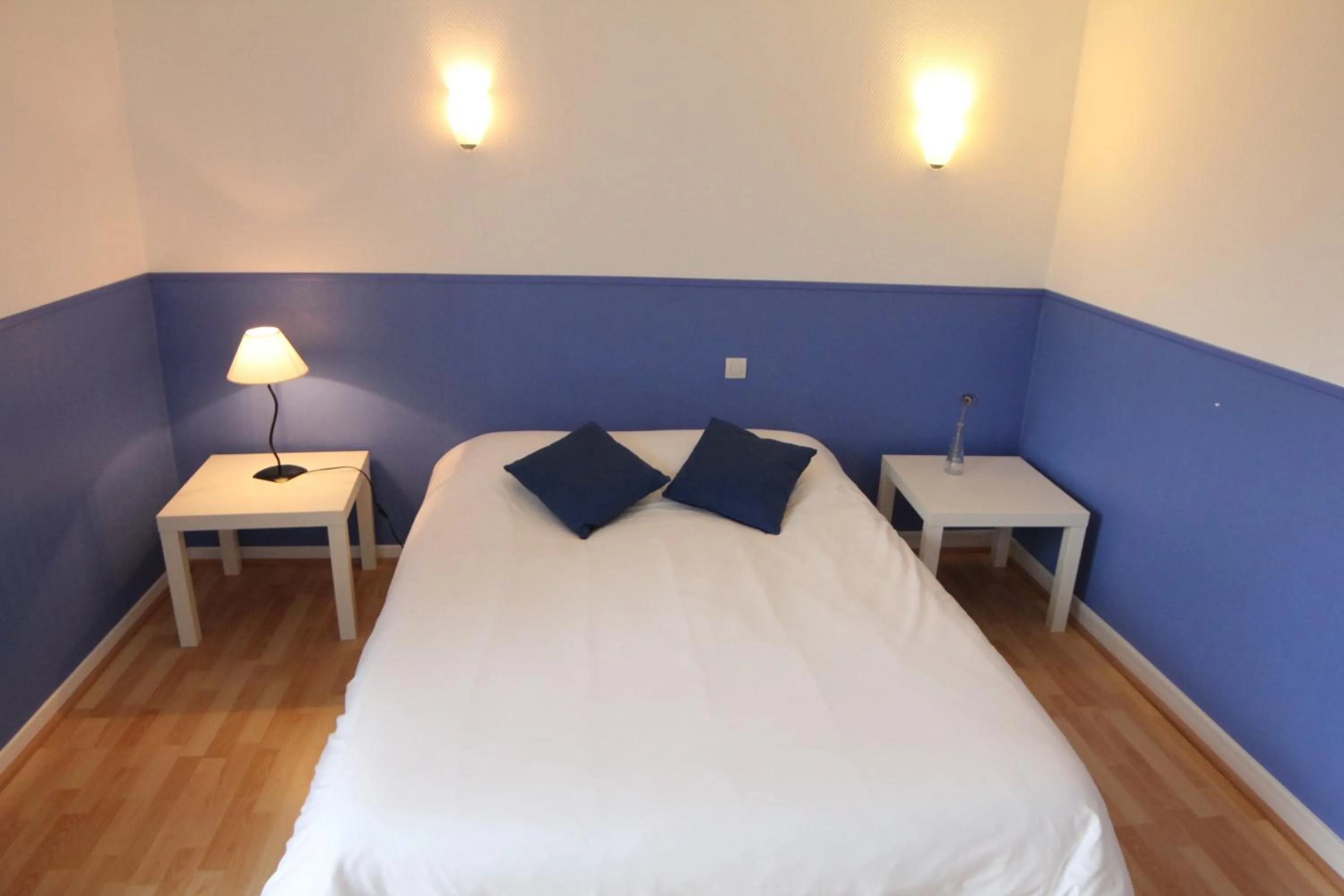 Photo of the whole room, Bed in Hotel Les Vieux Acacias