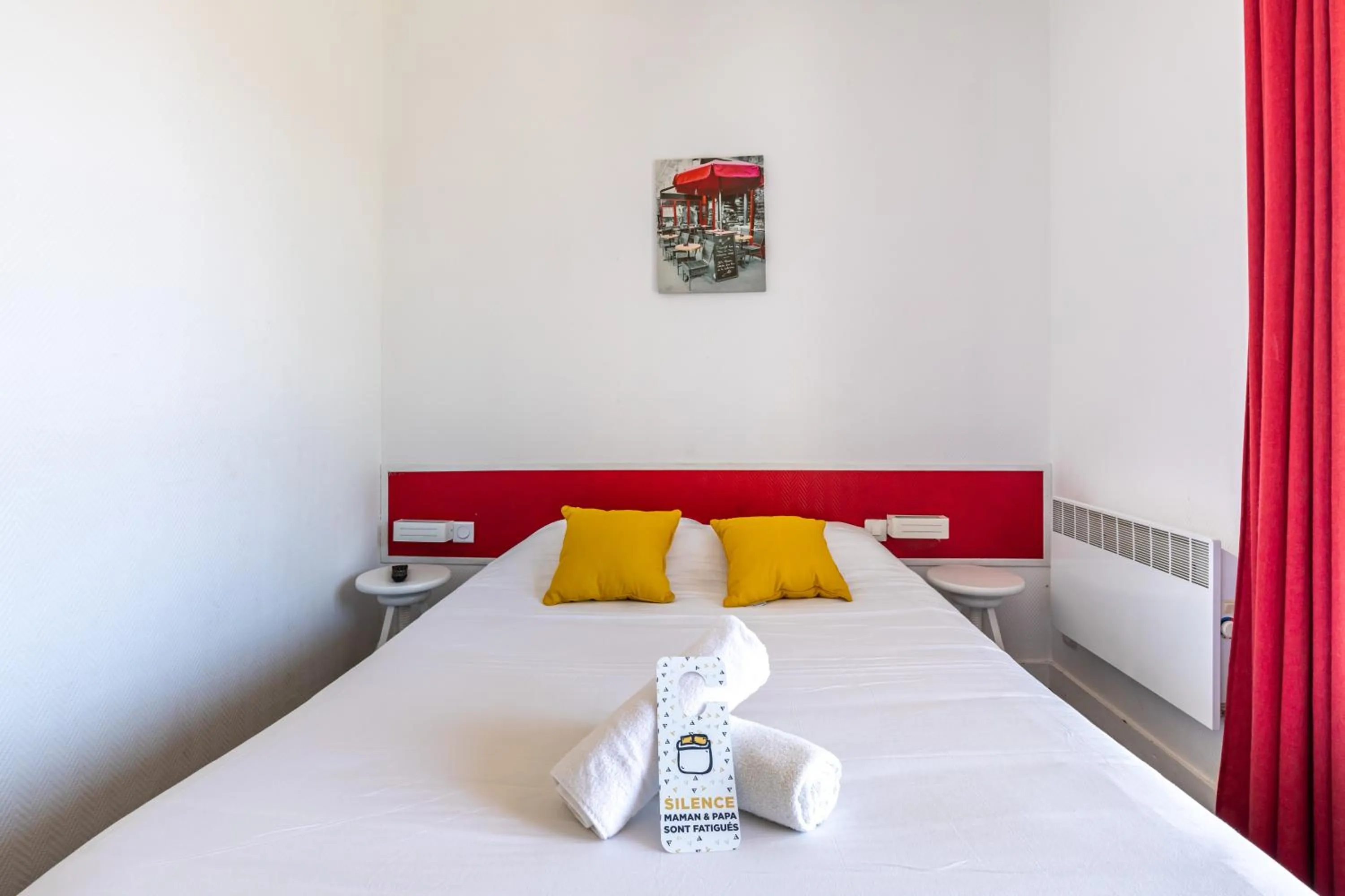 Bed in Hotel Les Vieux Acacias