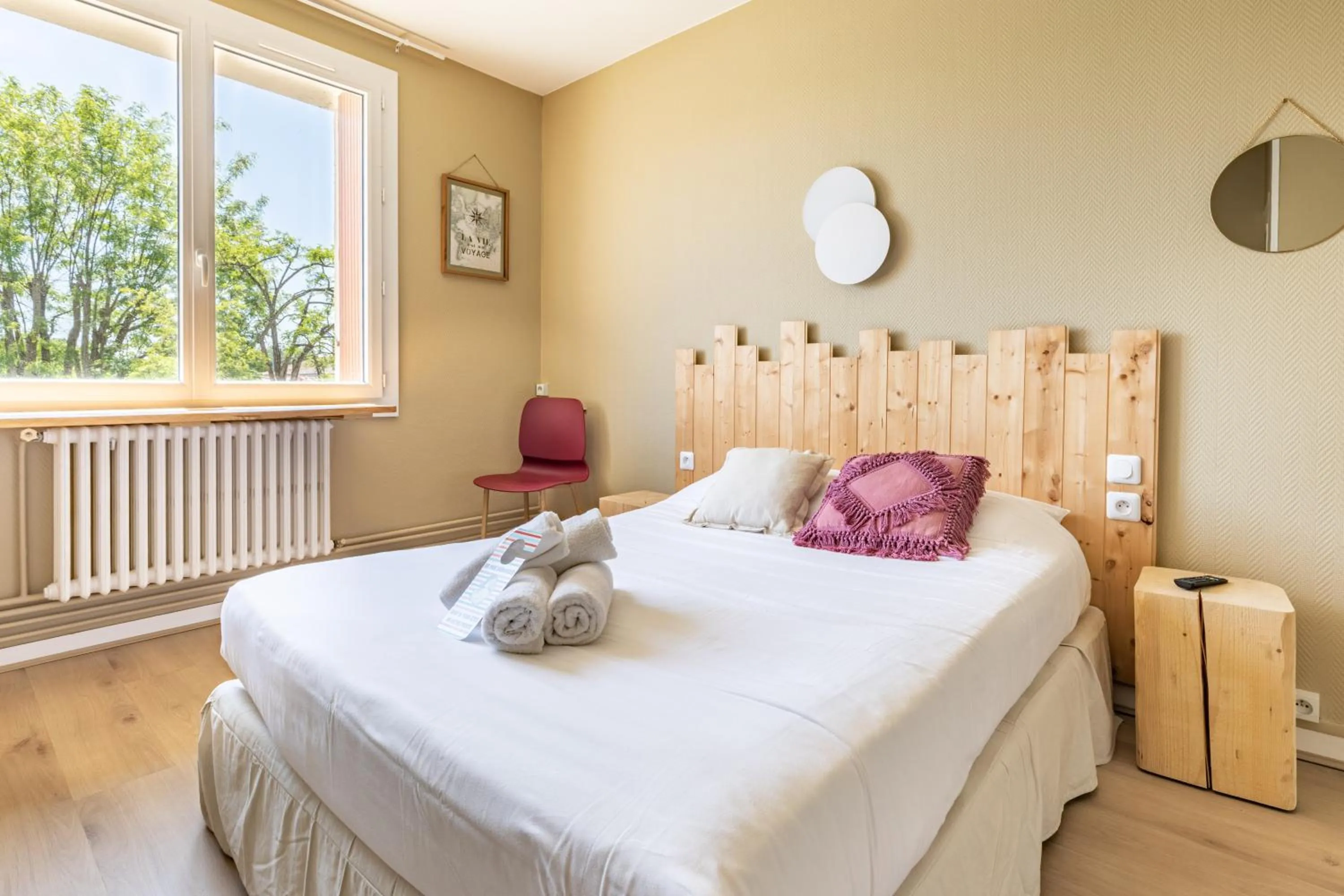 Bed in Hotel Les Vieux Acacias