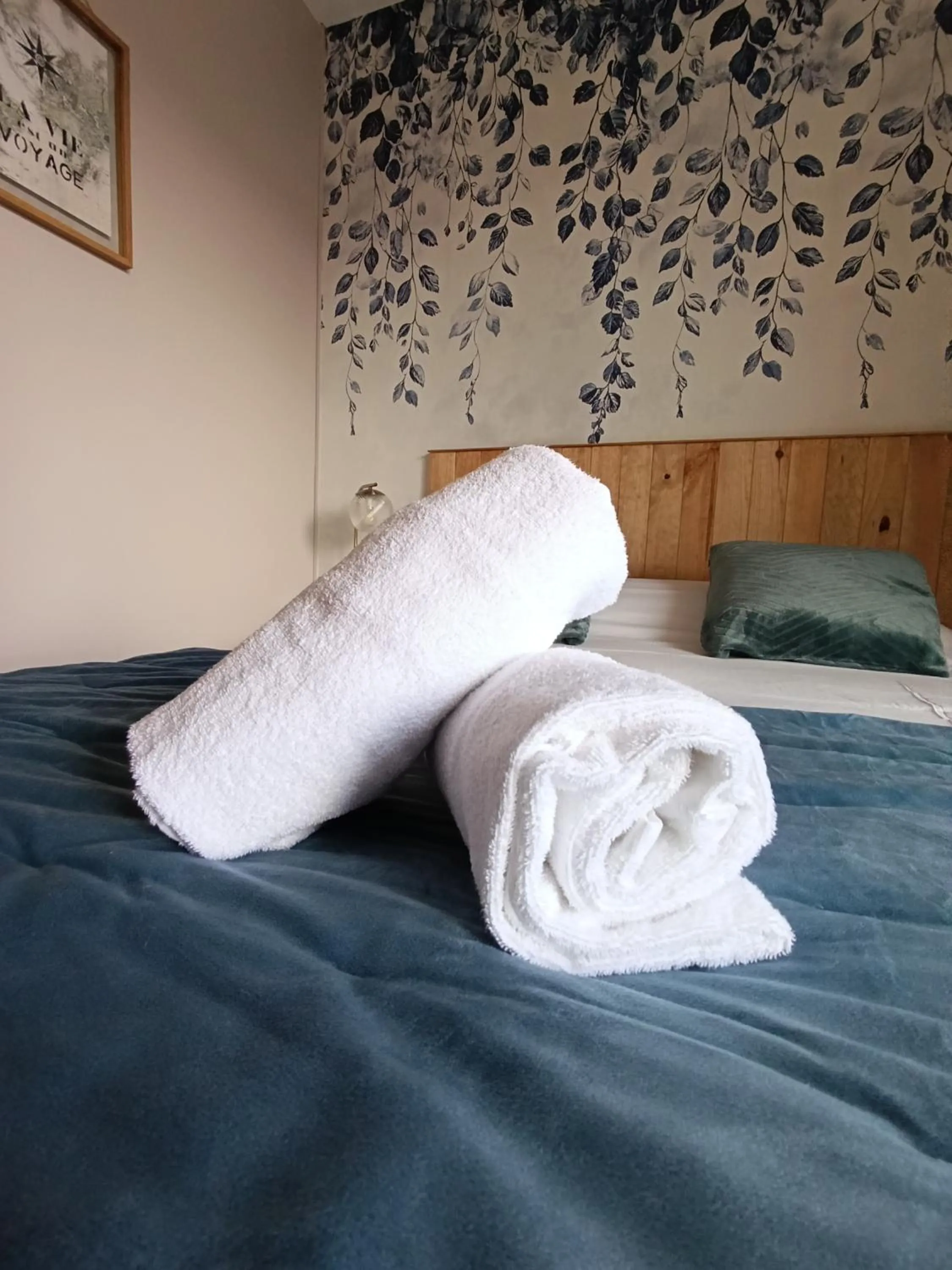 towels, Bed in Hotel Les Vieux Acacias
