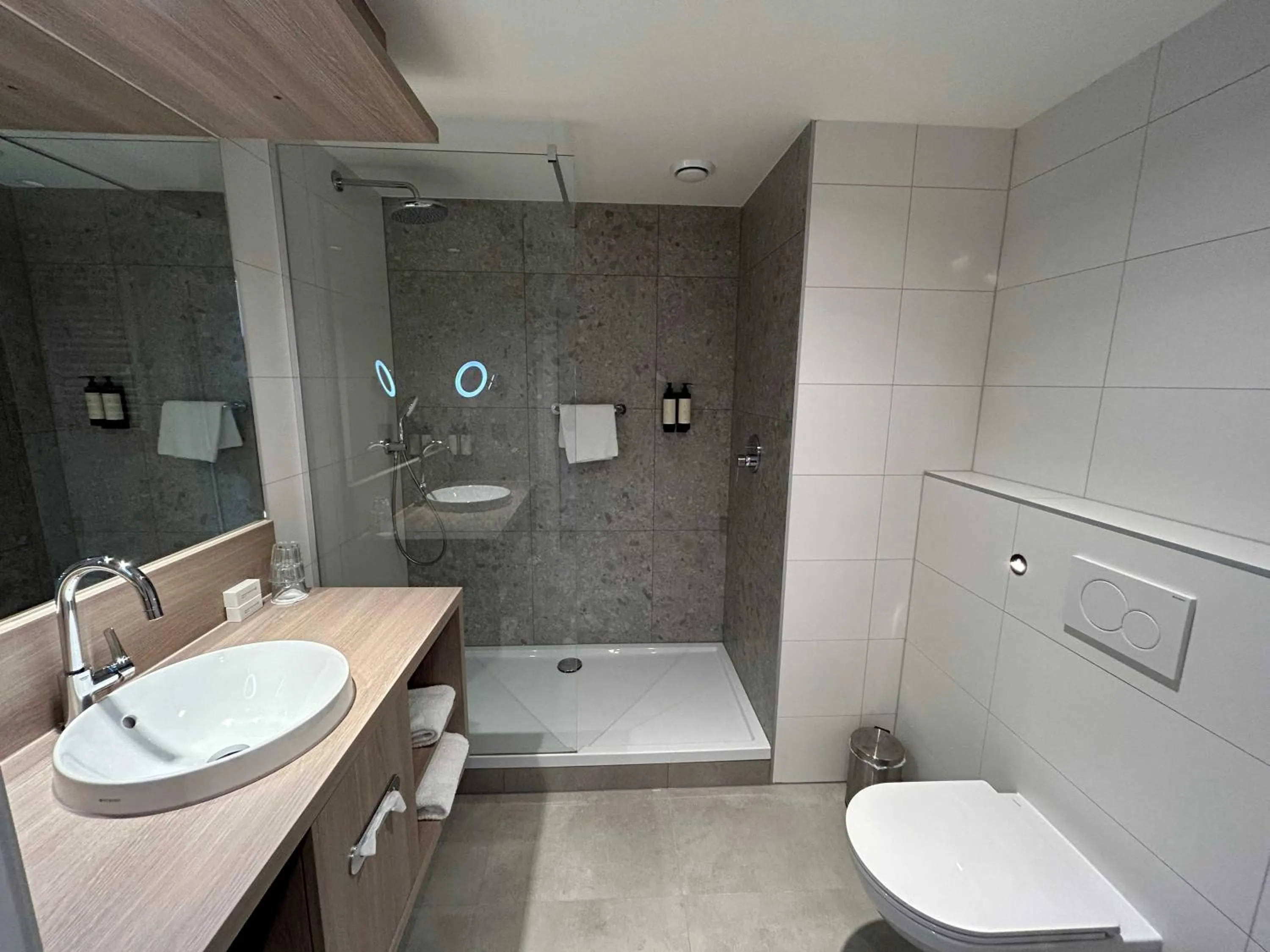 Bathroom in Ariane Hotel