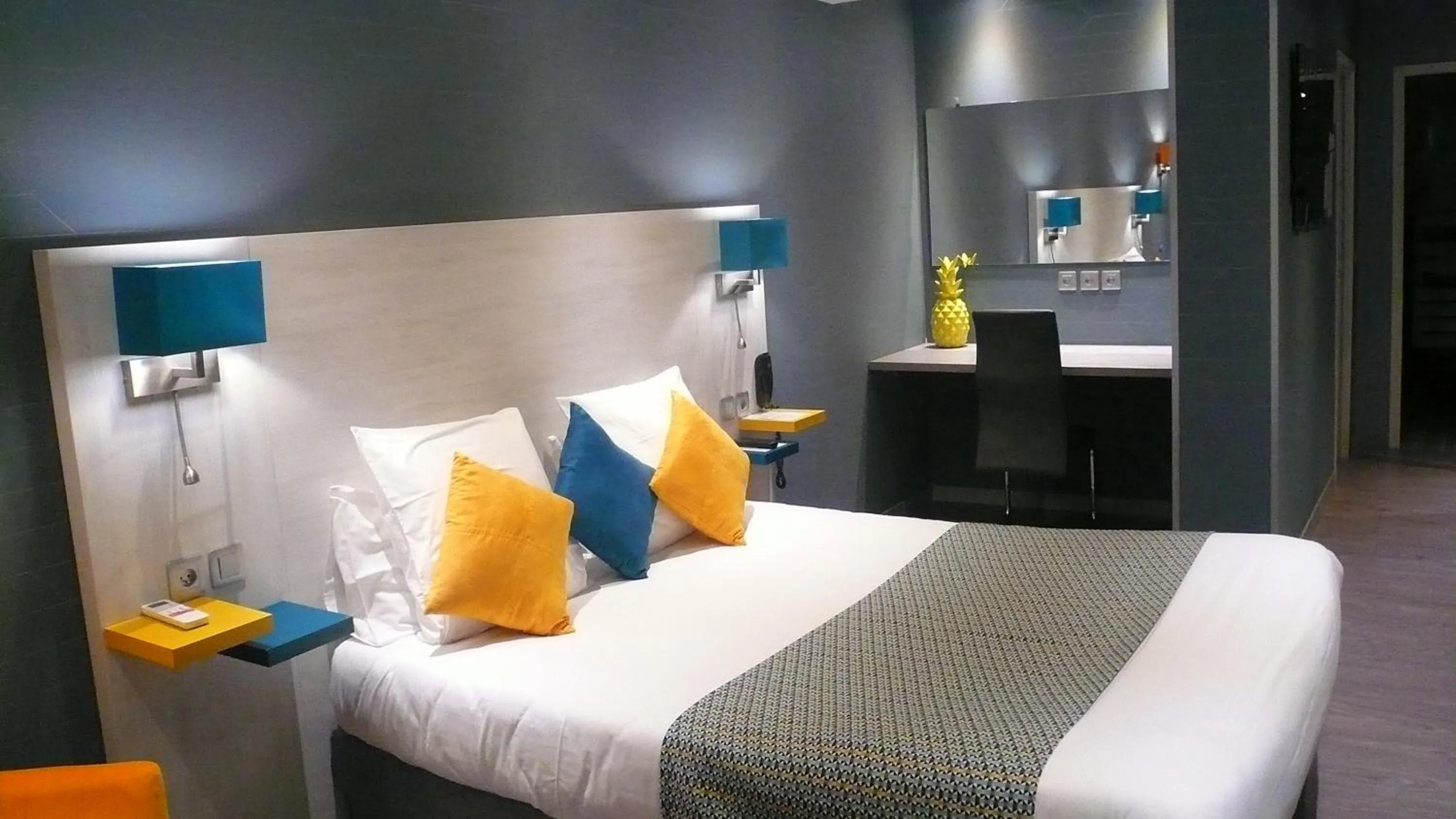 Photo of the whole room, Bed in Hôtel L'Européen