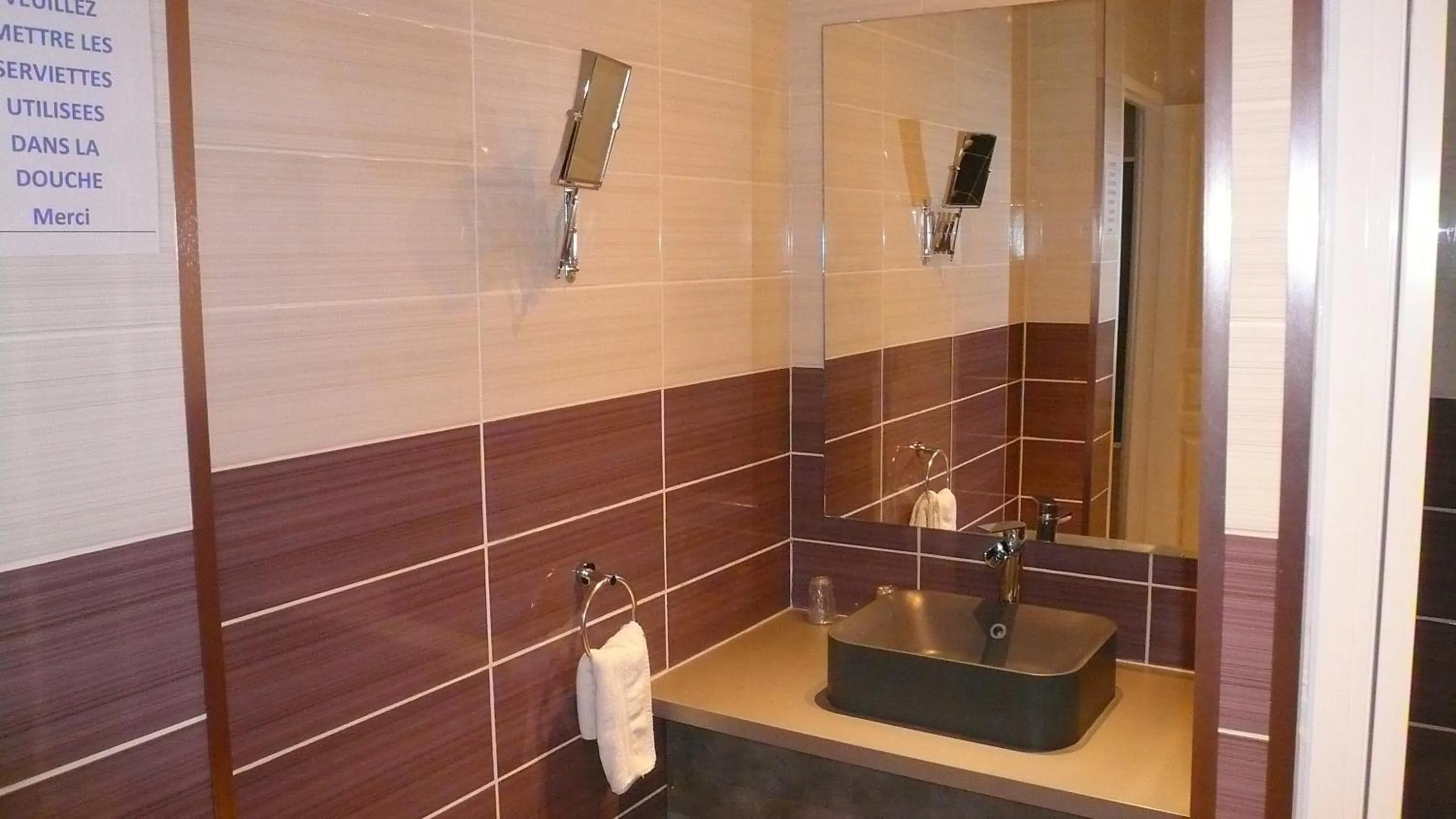 Bathroom in Hôtel L'Européen