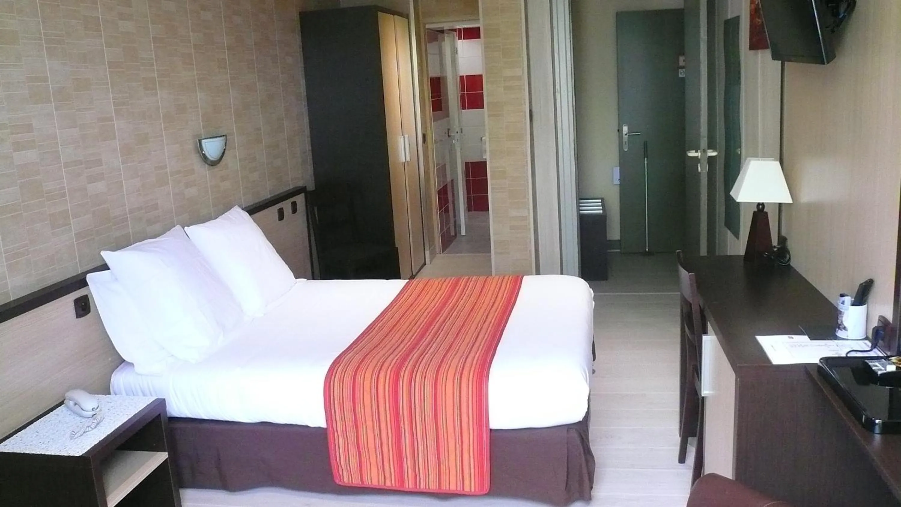 Photo of the whole room, Bed in Hôtel L'Européen