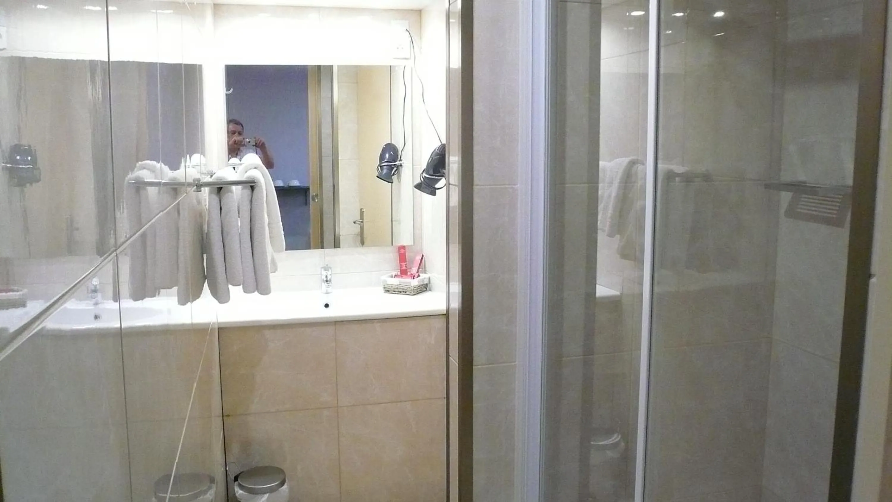 Bathroom in Hôtel L'Européen