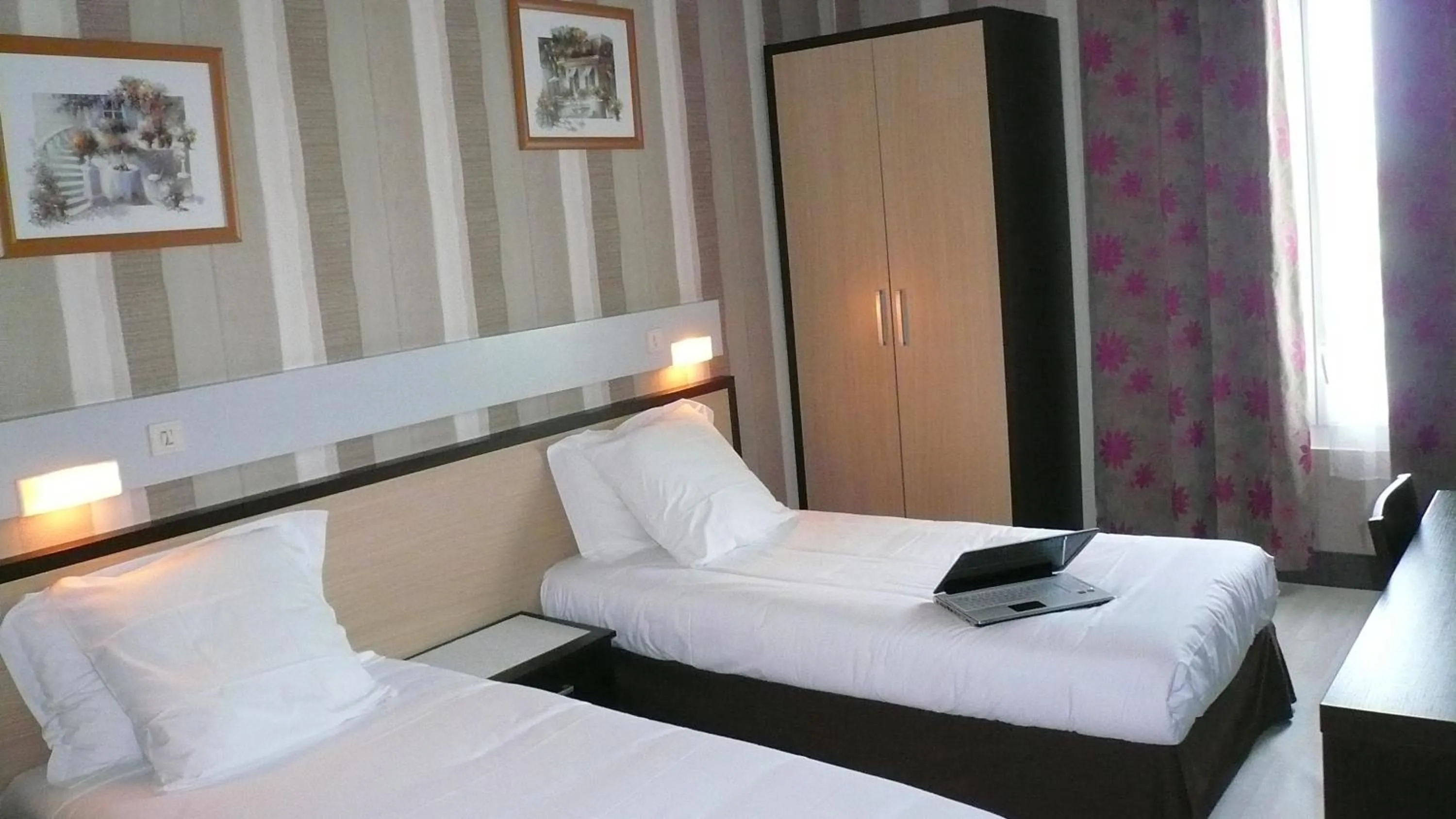 Photo of the whole room, Bed in Hôtel L'Européen