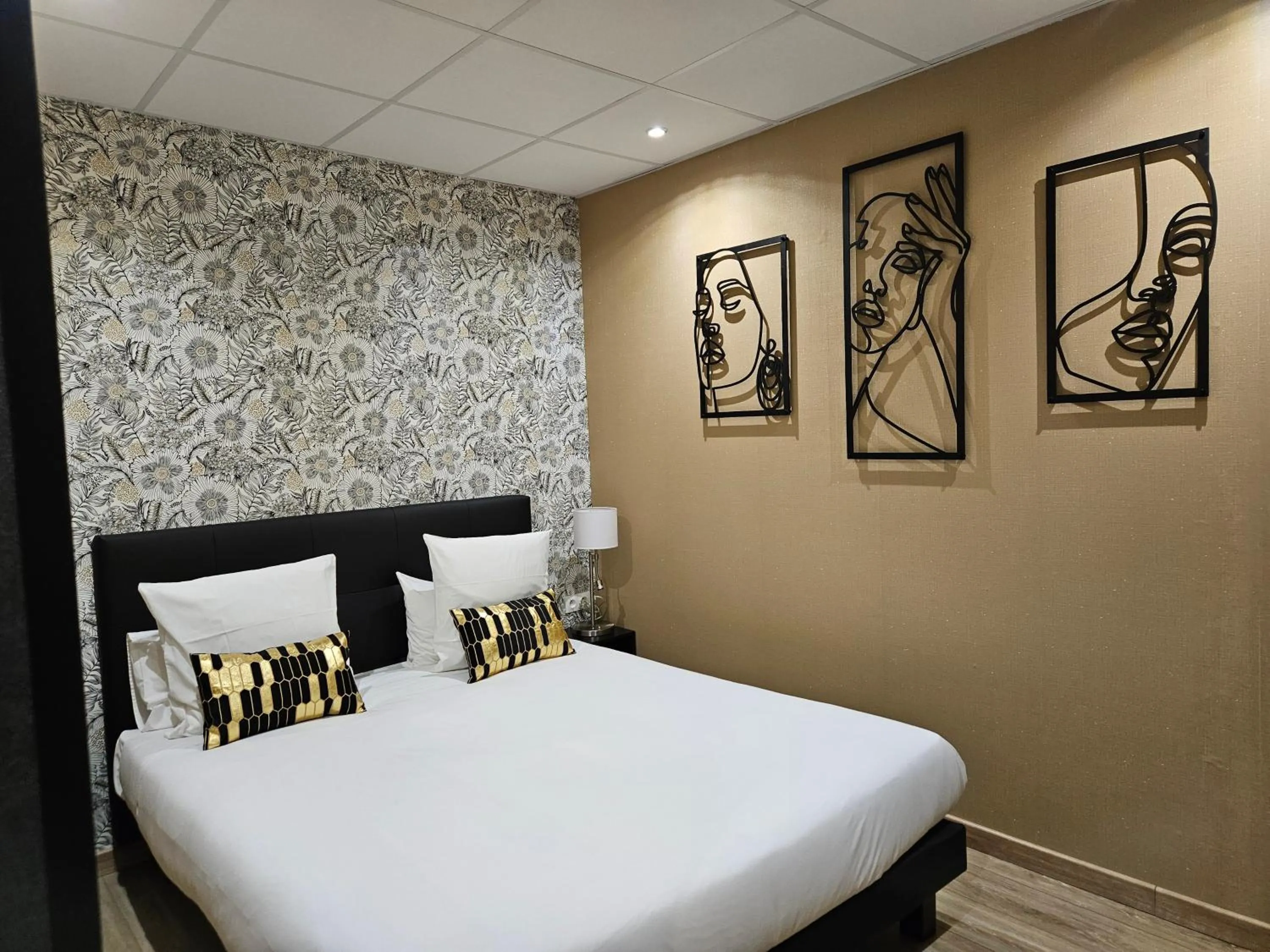 Bed in Hôtel L'Européen