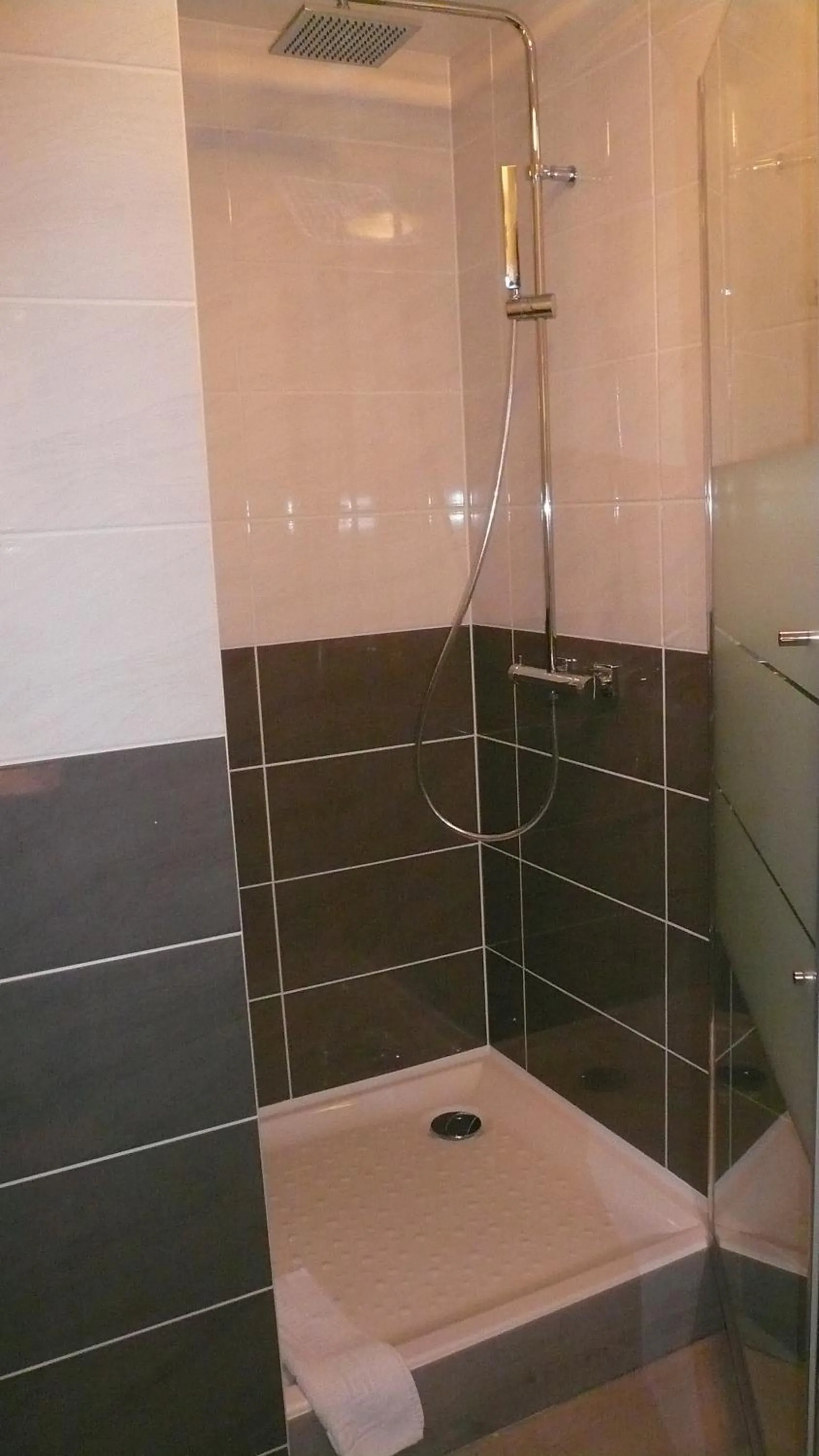 Shower in Hôtel L'Européen