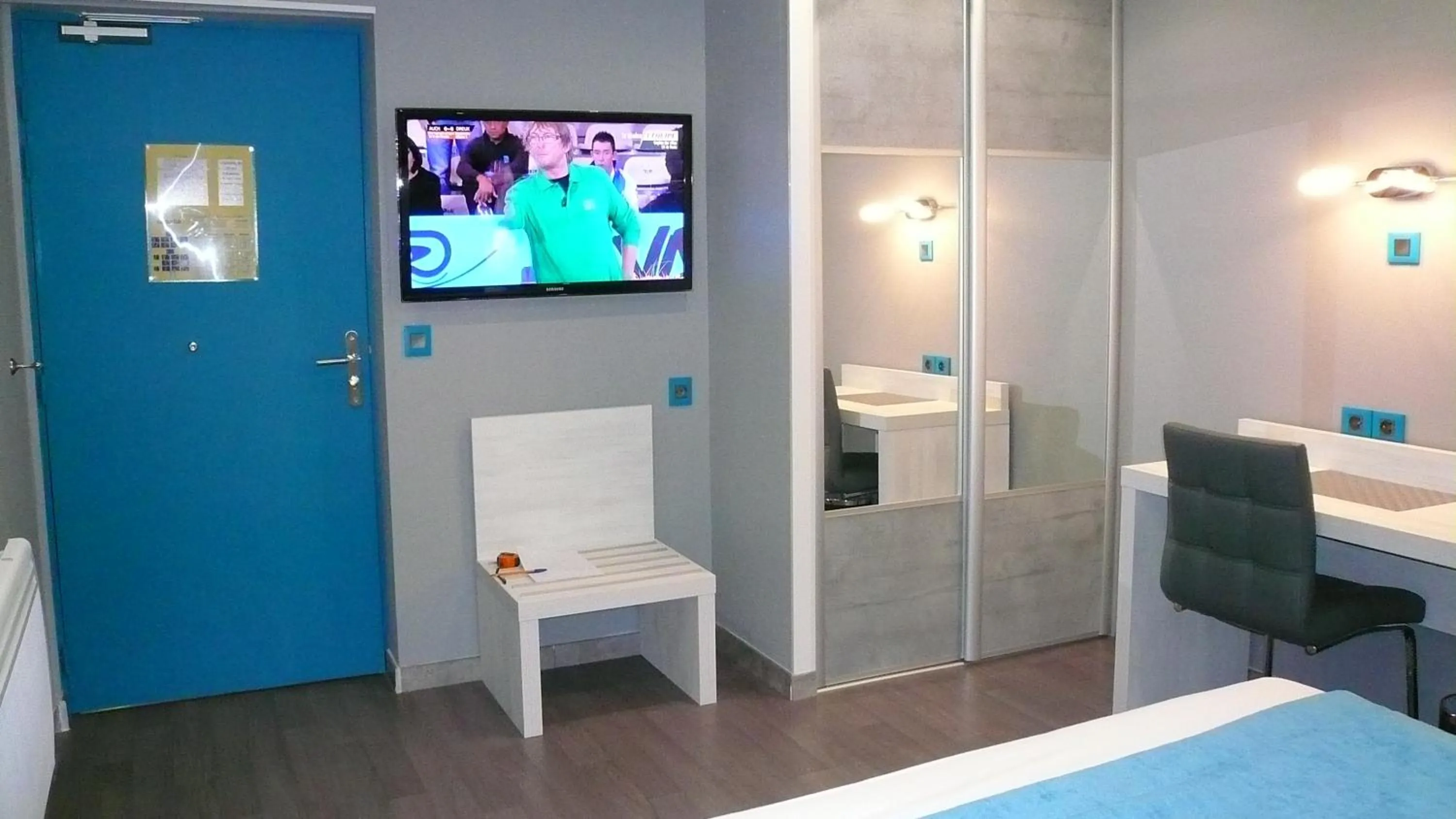 Photo of the whole room, Bed in Hôtel L'Européen