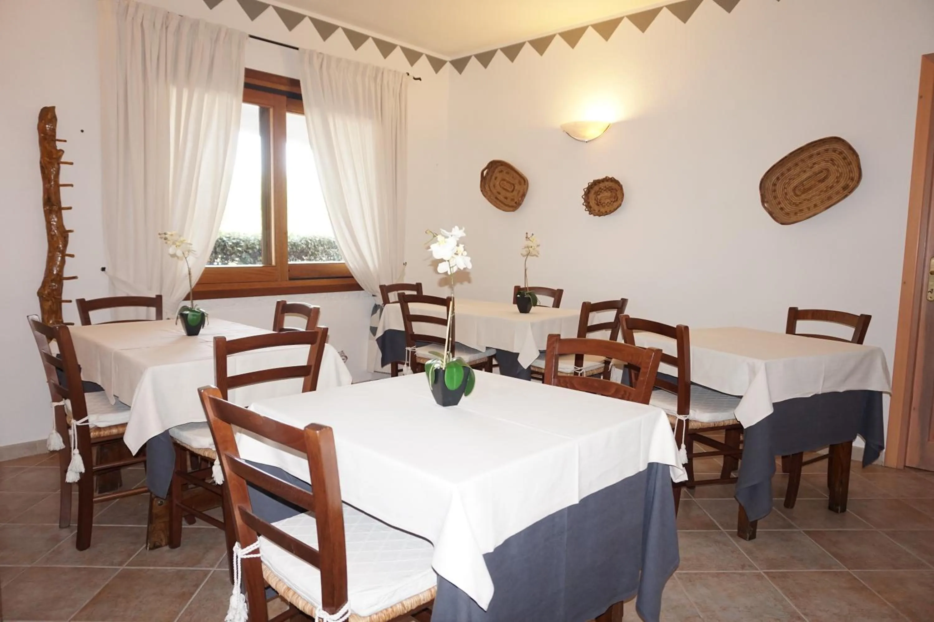 Restaurant/places to eat in Hotel Il Platano