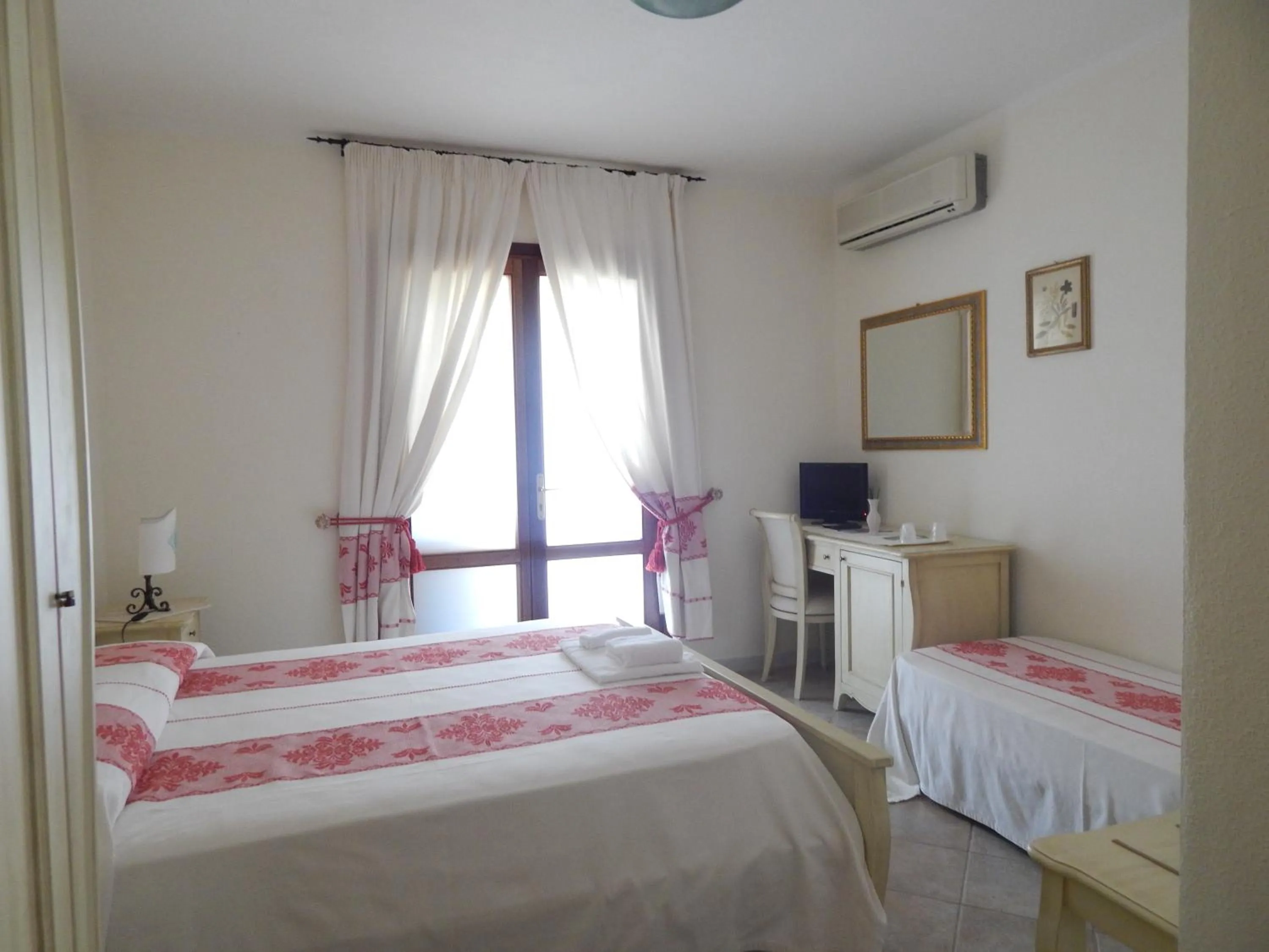 Photo of the whole room in Hotel Il Platano