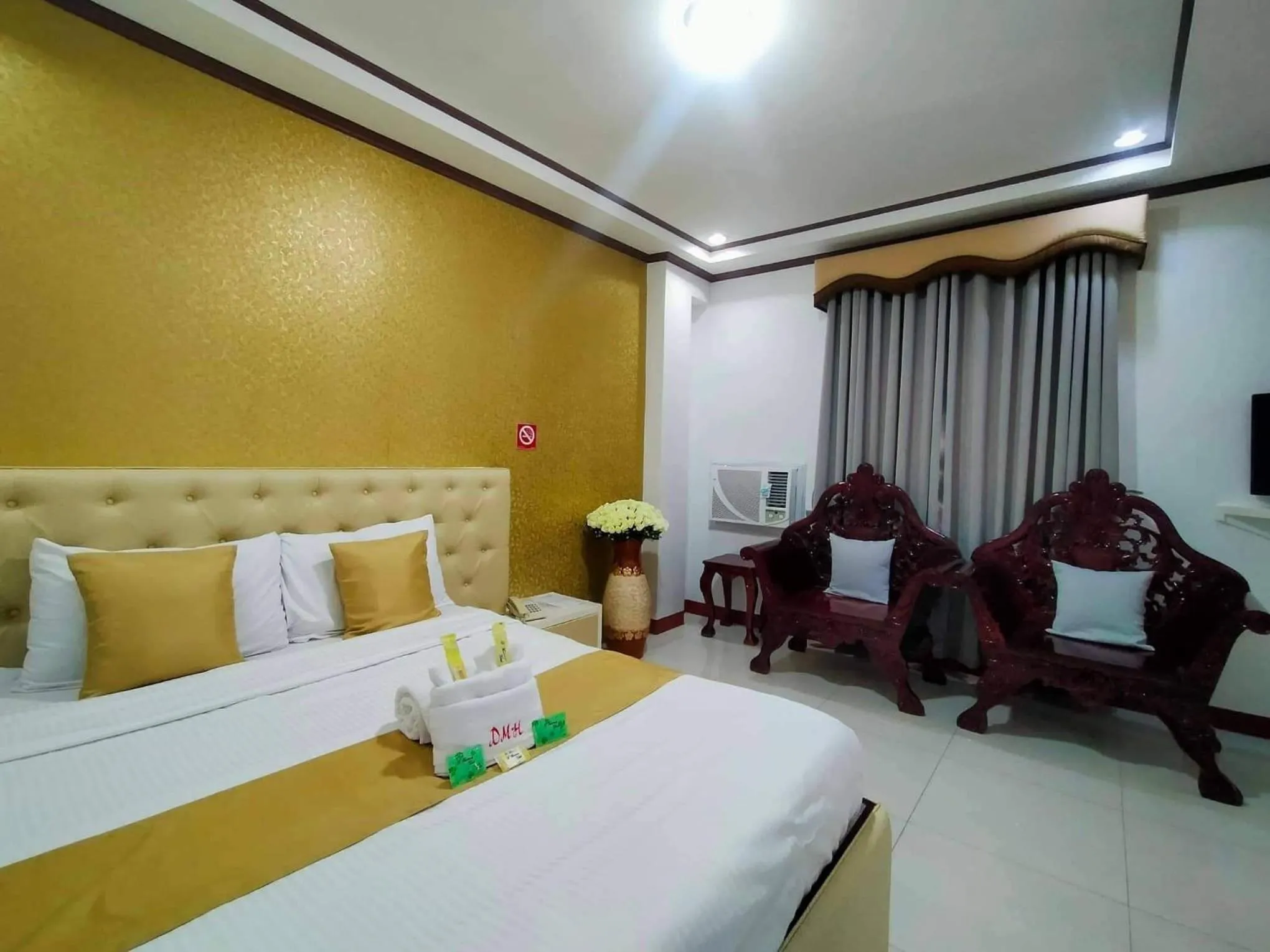 Bed in D'Mariners Inn Hotel