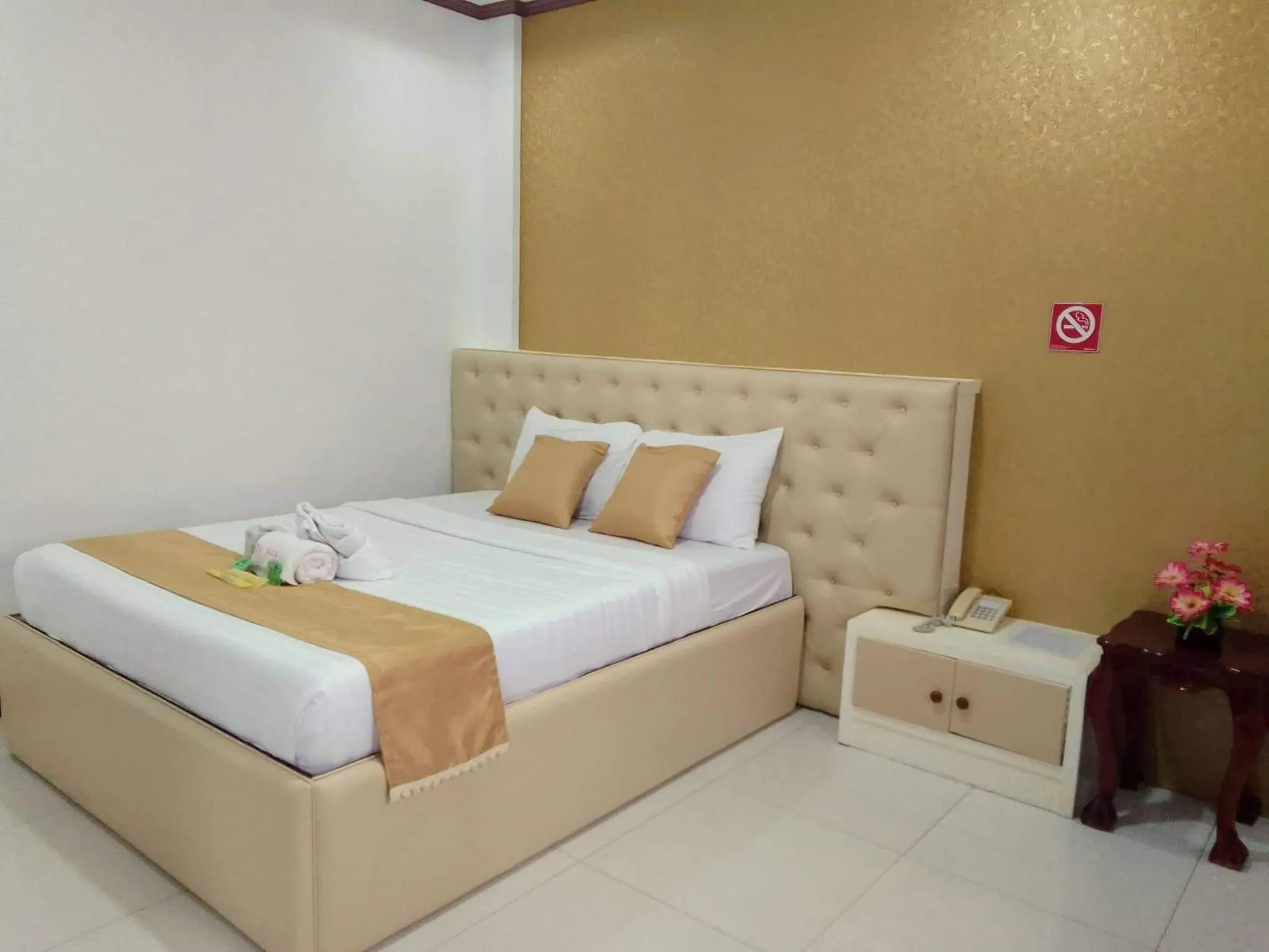 Bed in D'Mariners Inn Hotel