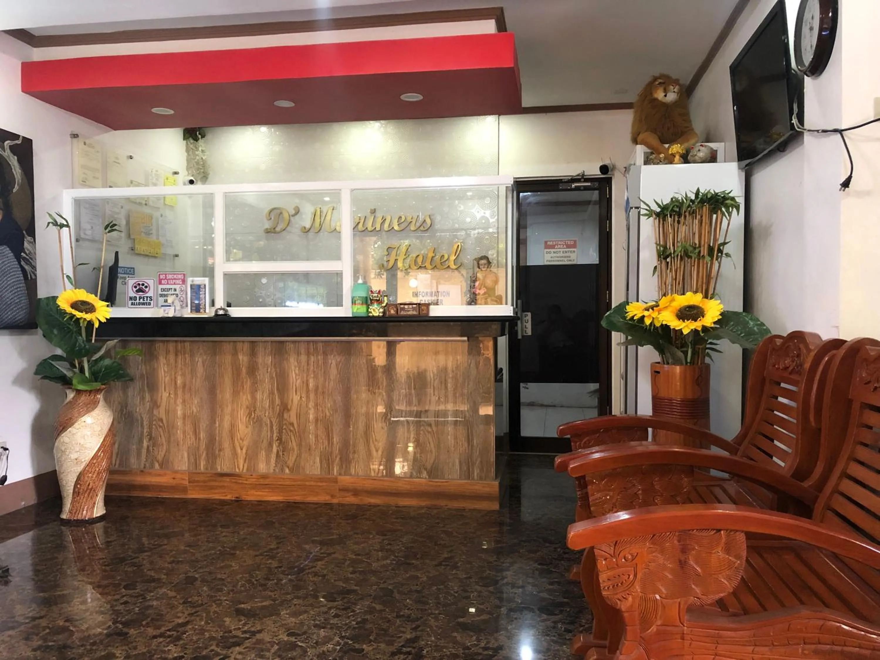 Facade/entrance in D'Mariners Inn Hotel