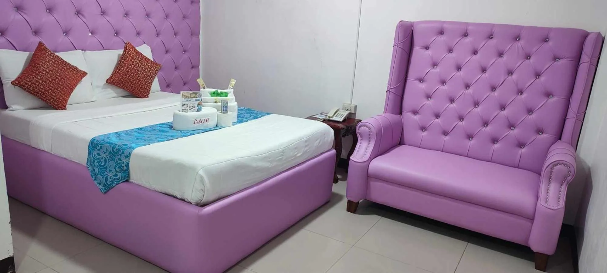 Bed in D'Mariners Inn Hotel