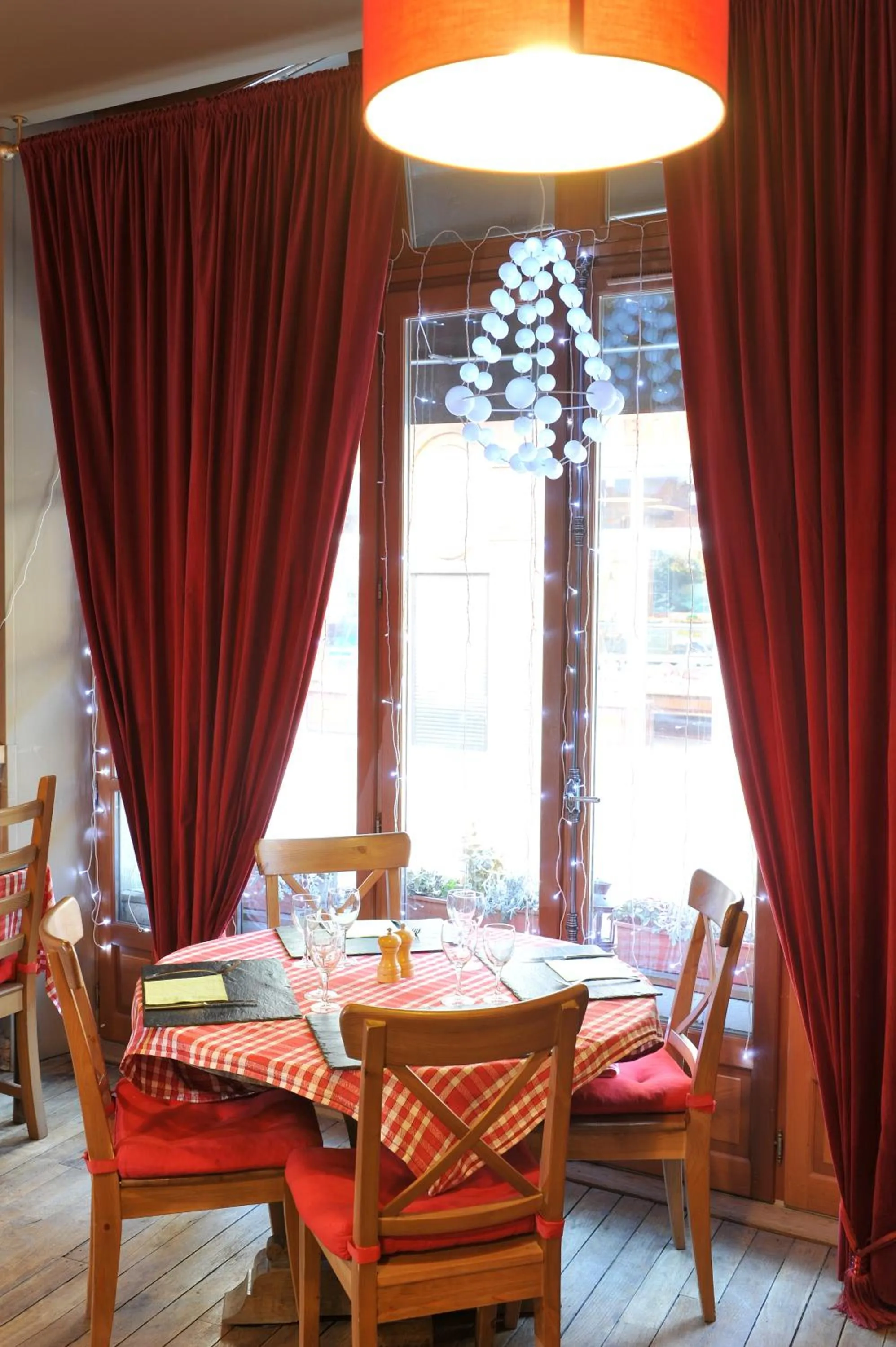 Restaurant/places to eat in Hôtel de Russie