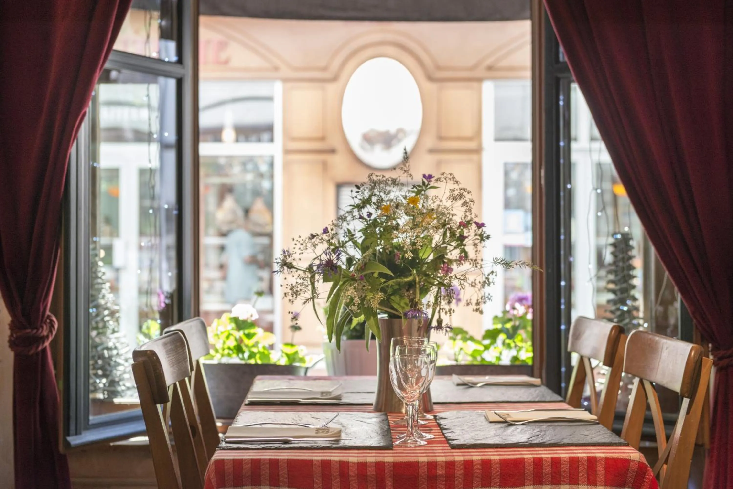 Restaurant/places to eat in Hôtel de Russie