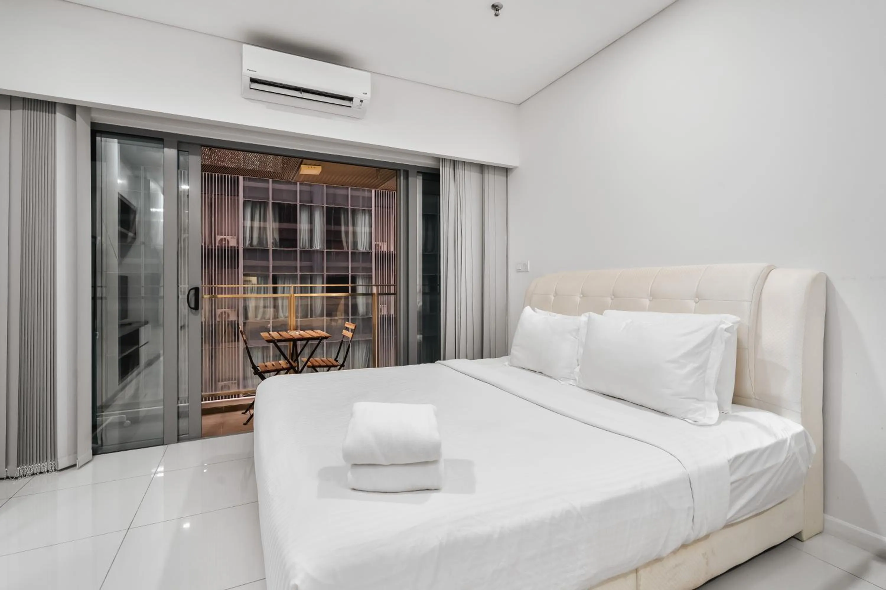 Bed in Summer Suites KLCC Apartments by soulasia