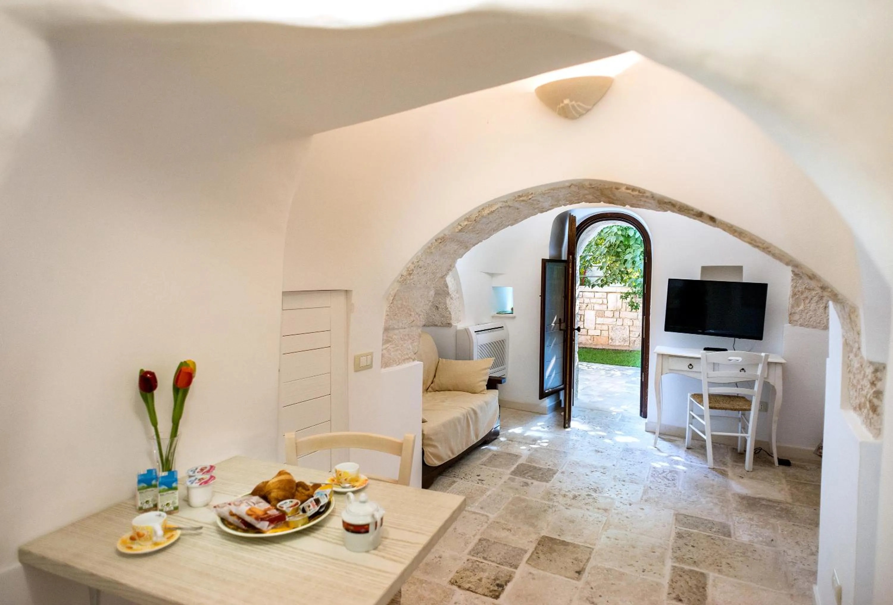Living room in Trullo Giardino Fiorito