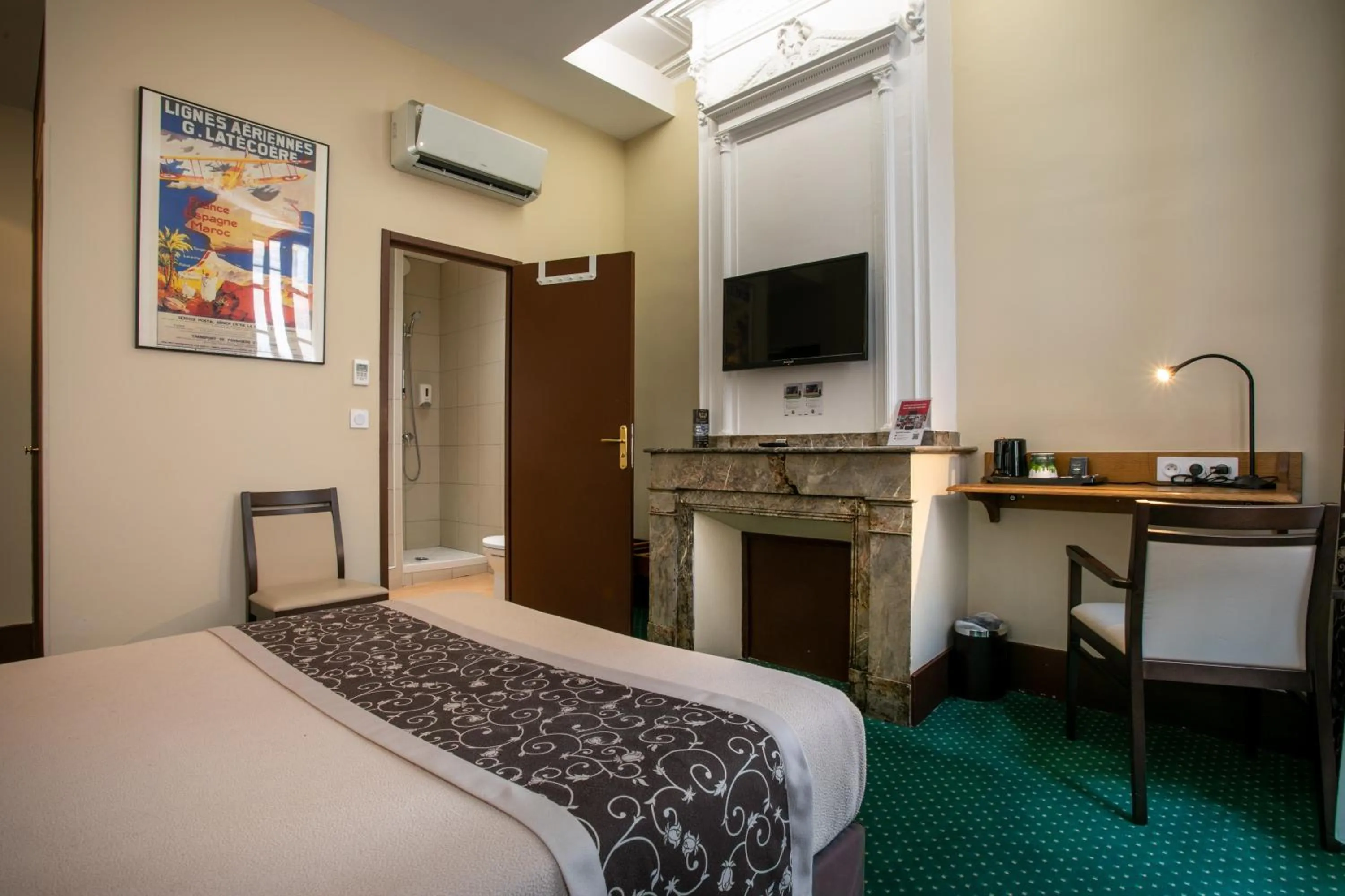 Bathroom, Bed in Hôtel Héliot, Cosy Places by Charme & Caractère