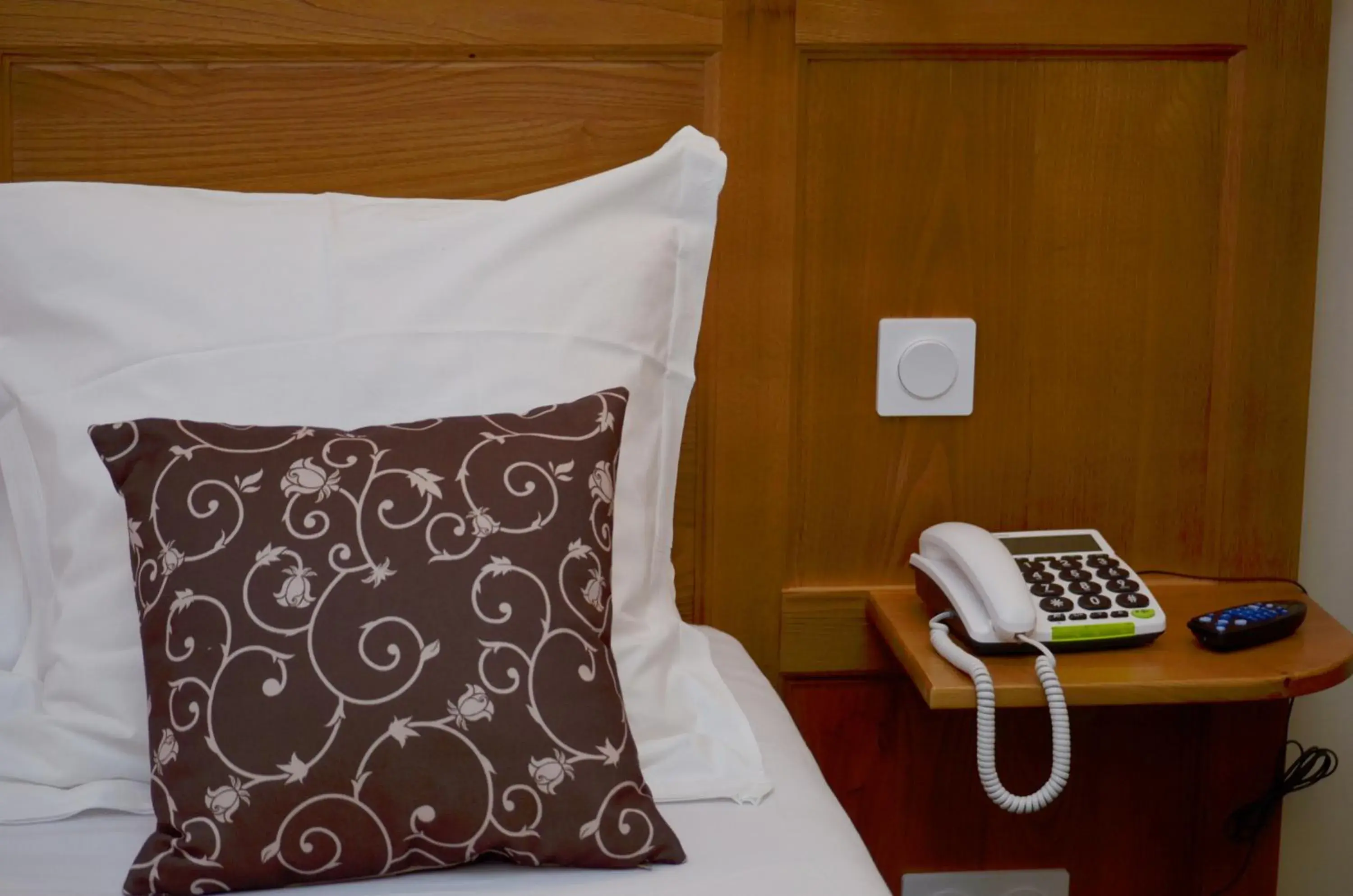 TV and multimedia, Bed in Hôtel Héliot, Cosy Places by Charme & Caractère TV and multimedia, Bed in Hôtel Héliot, Cosy Places by Charme & Caractère