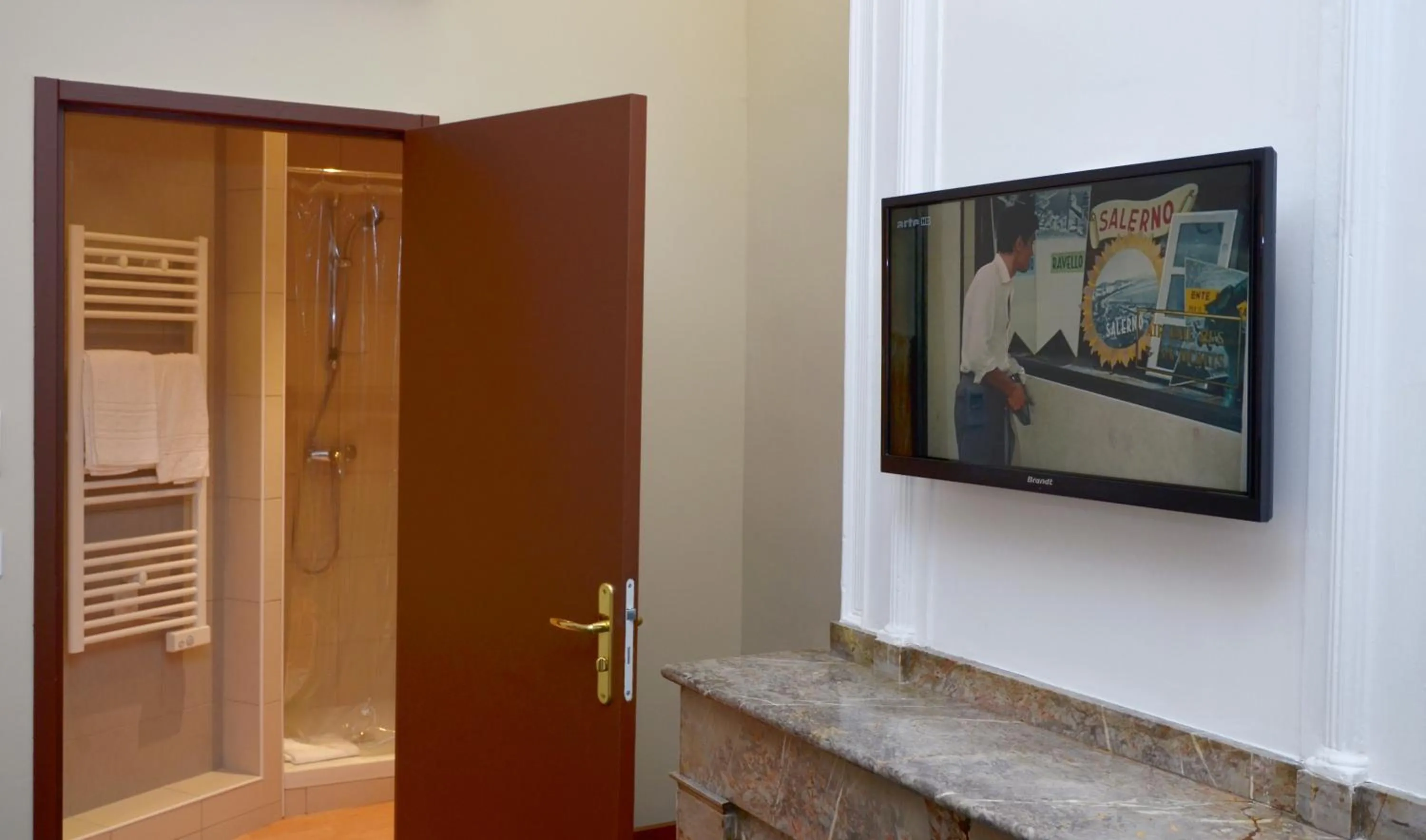 TV and multimedia in Hôtel Héliot, Cosy Places by Charme & Caractère