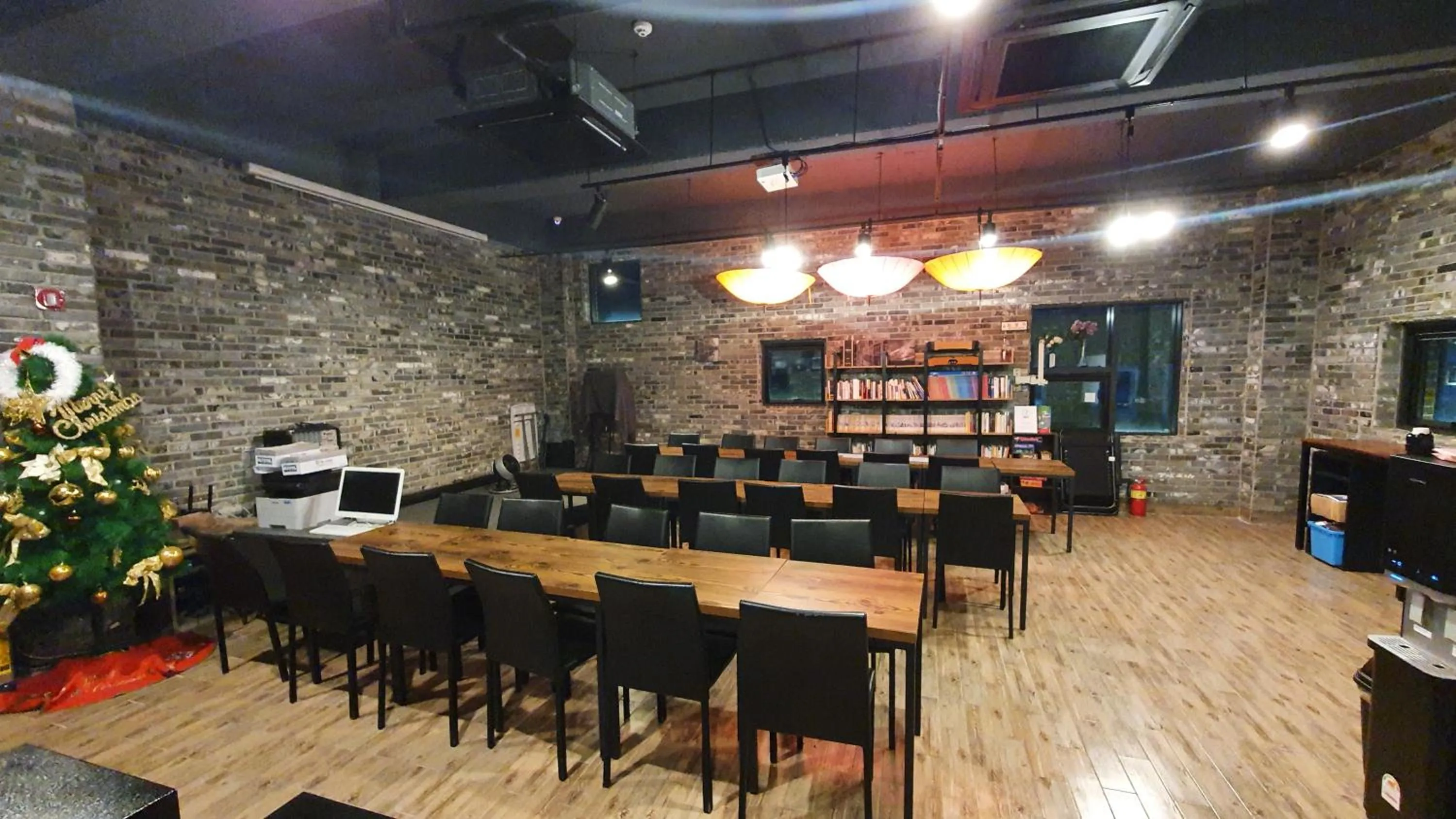 Library in Hotel Iam