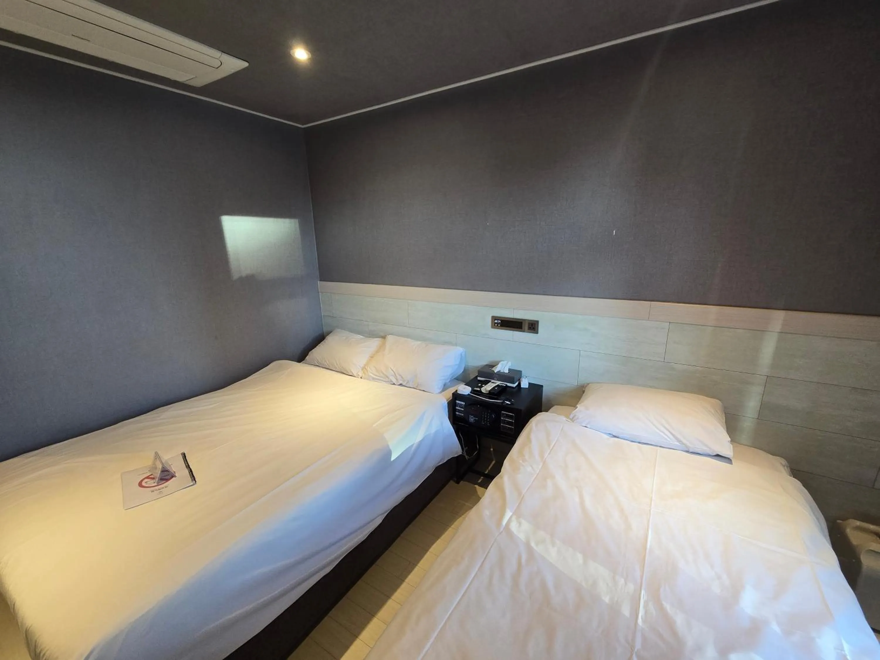 Photo of the whole room, Bed in Hotel Iam